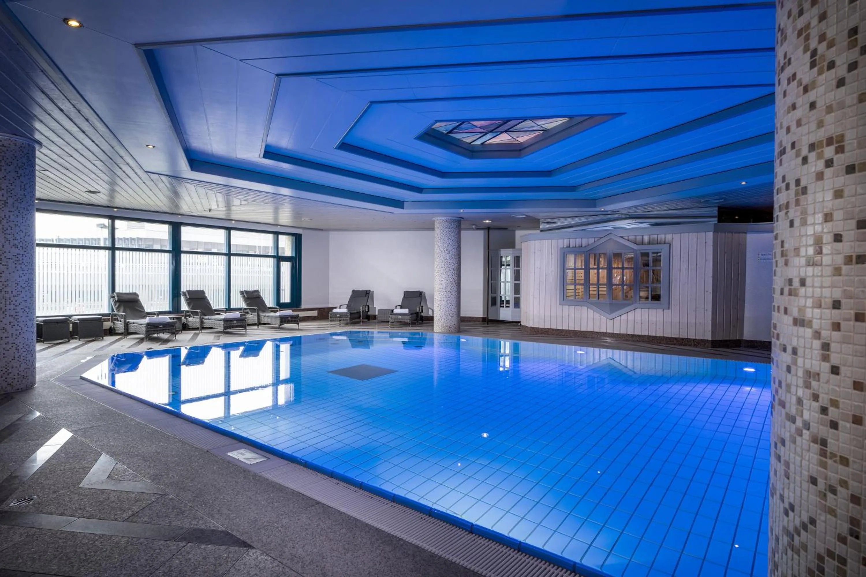 Swimming pool in Maritim Airport Hotel Hannover