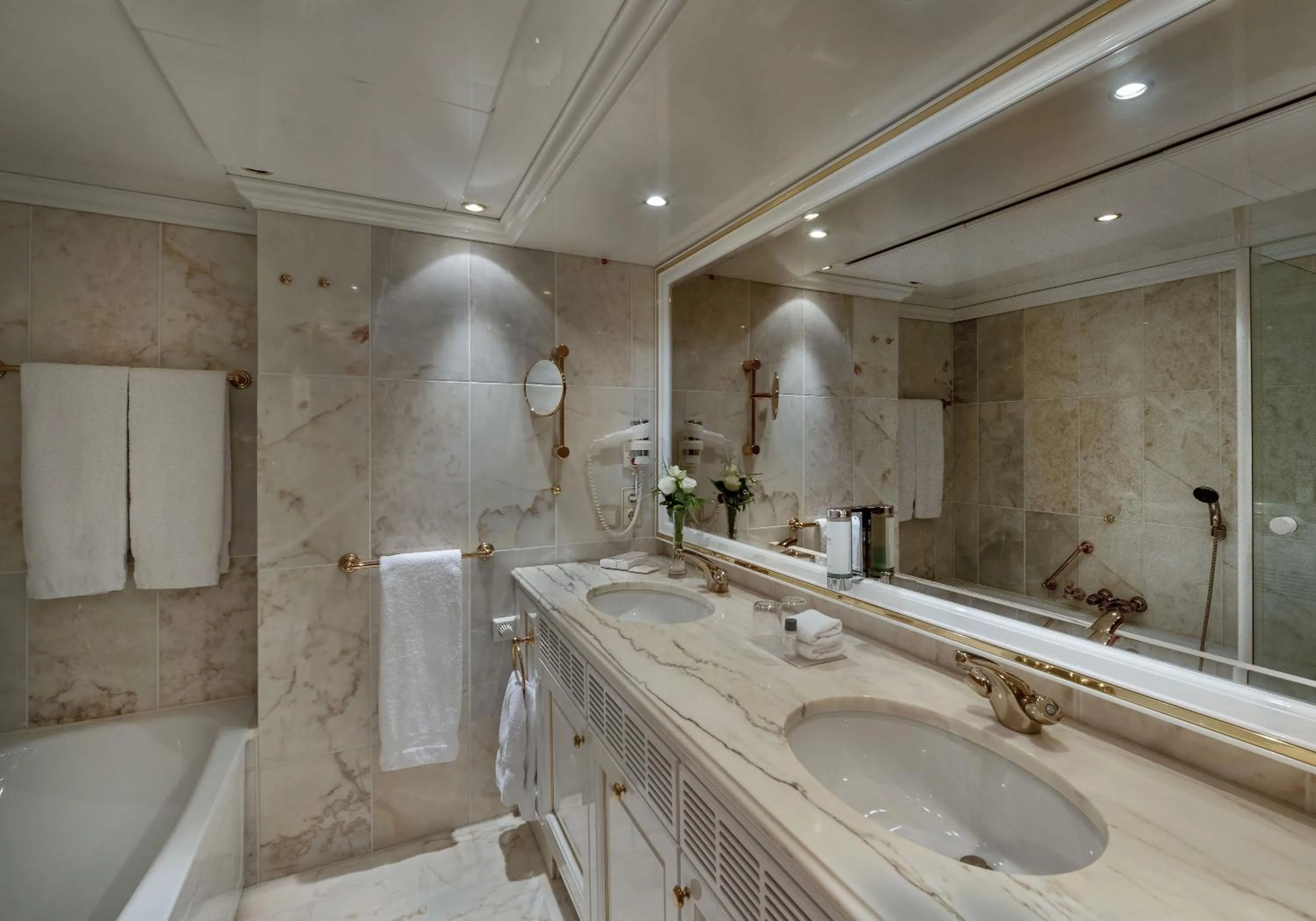 Bathroom in Maritim Airport Hotel Hannover