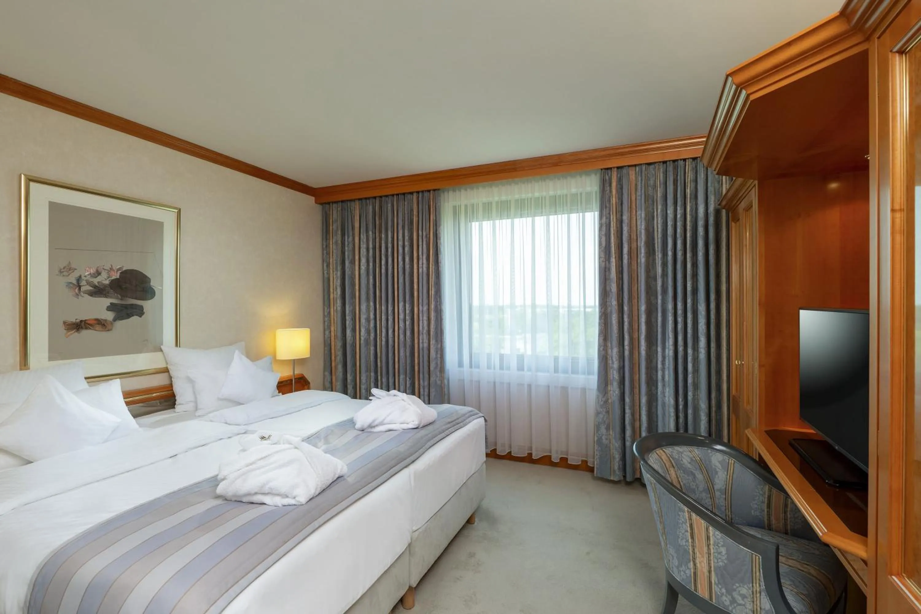 Bedroom, Bed in Maritim Airport Hotel Hannover