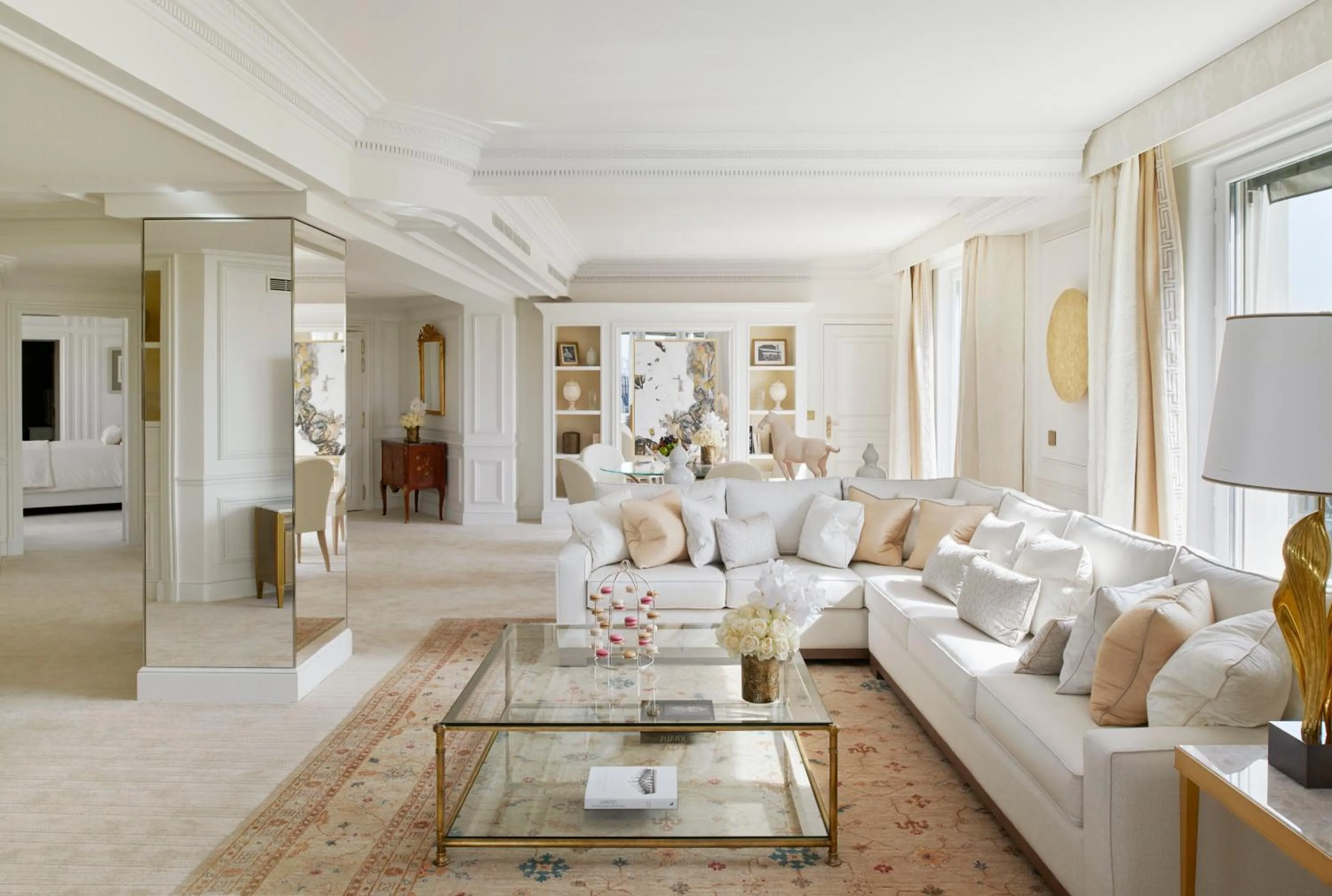 Living room in Four Seasons Hotel George V Paris