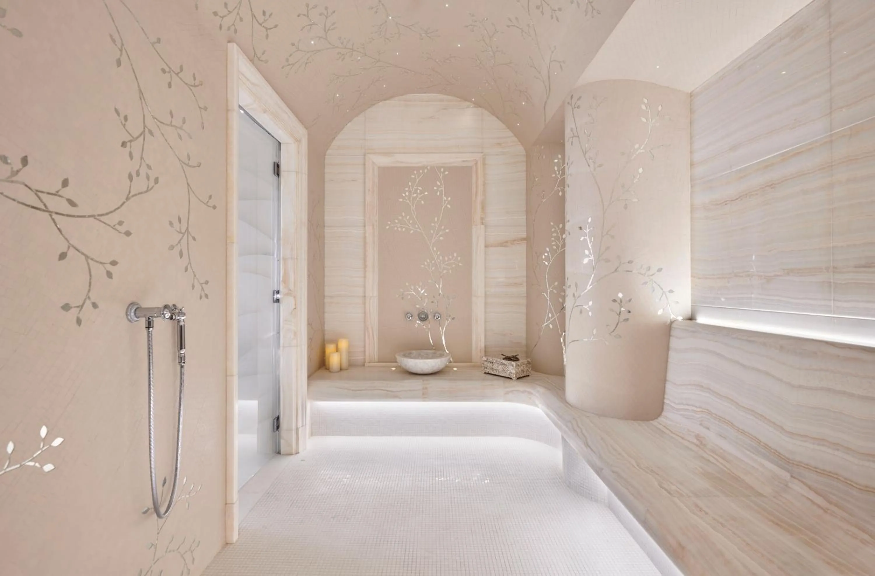 Spa and wellness centre/facilities, Bed in Four Seasons Hotel George V Paris