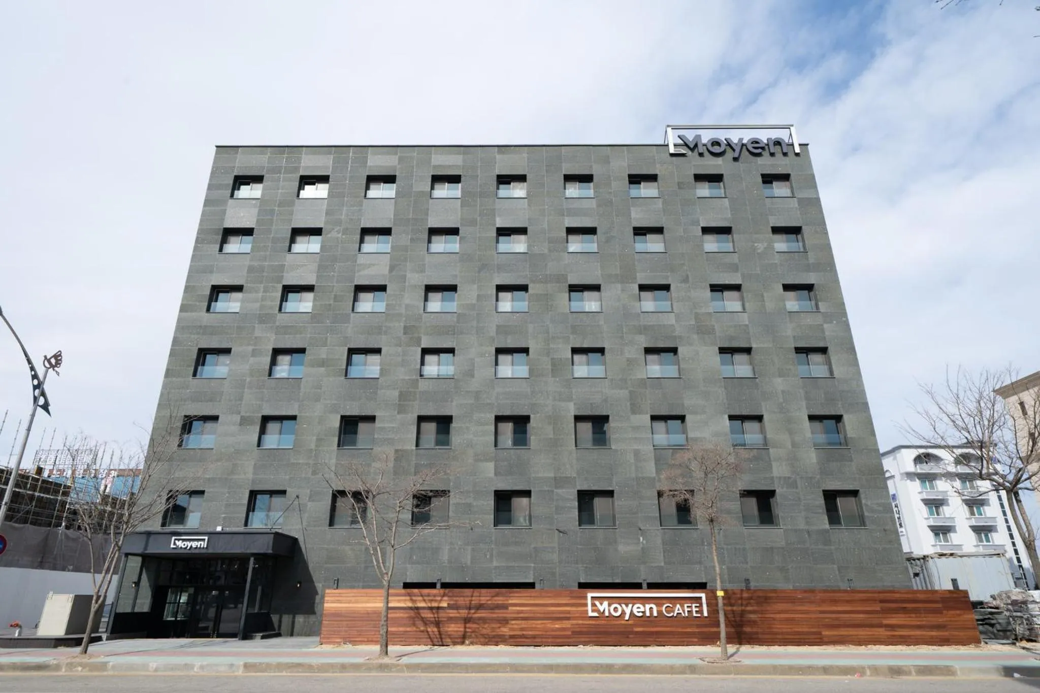 Property building in Moyen Hotel