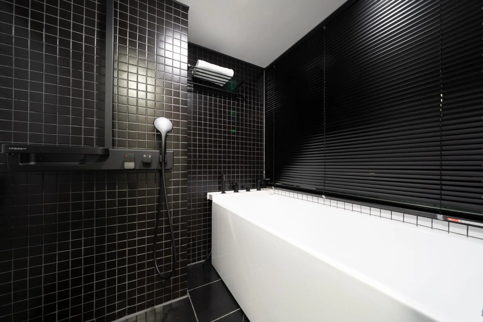 Bathroom in Moyen Hotel