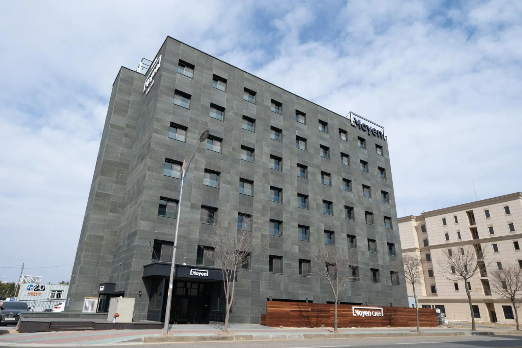 Property building in Moyen Hotel