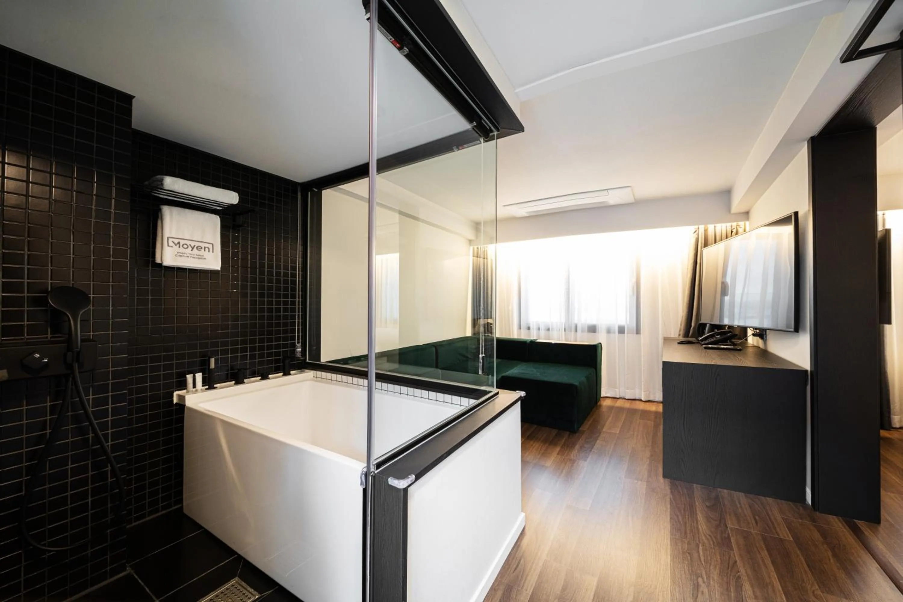 Photo of the whole room in Moyen Hotel