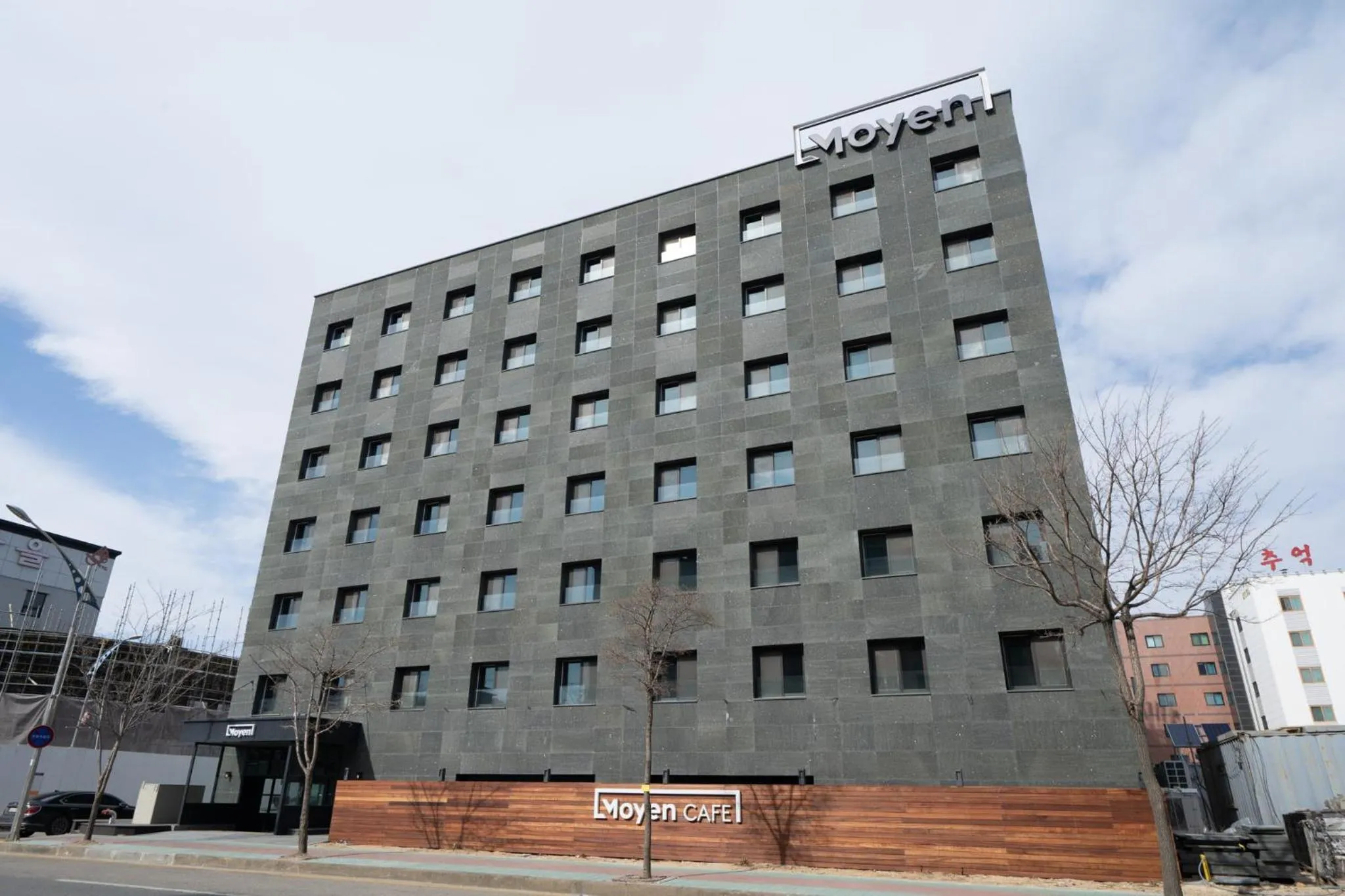 Property building in Moyen Hotel