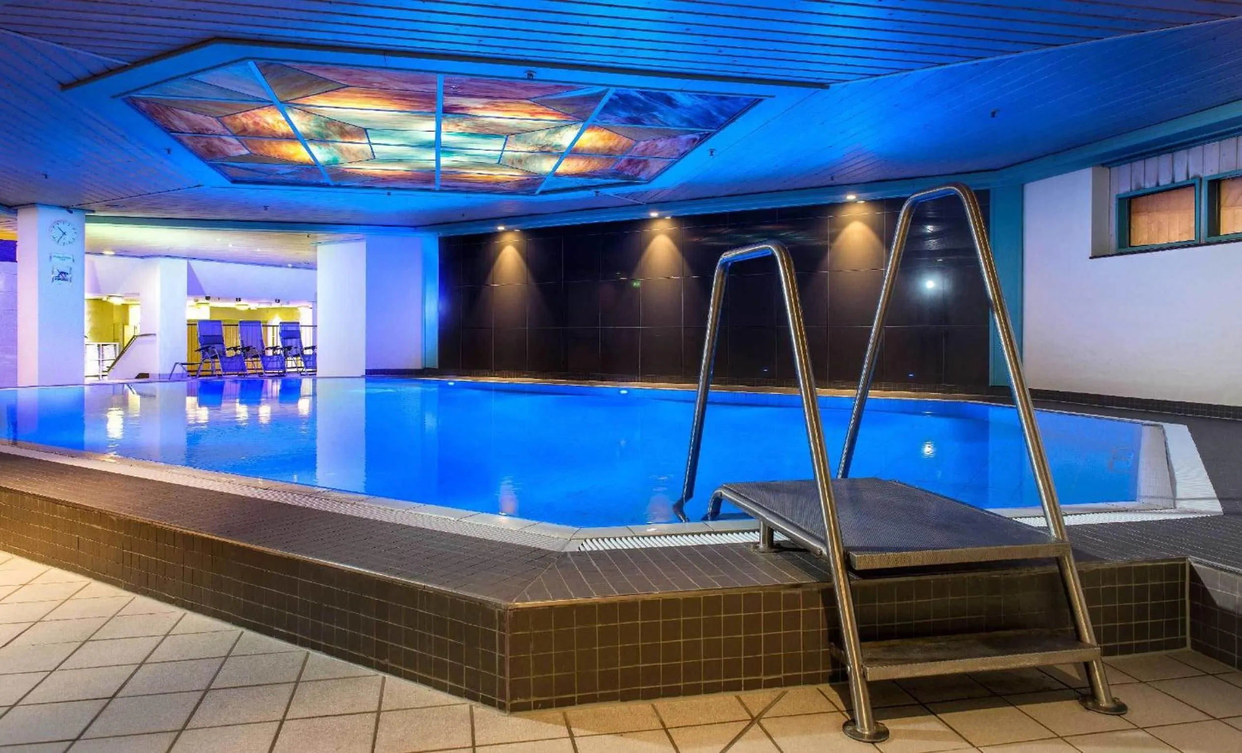 Swimming pool in Maritim Hotel Magdeburg