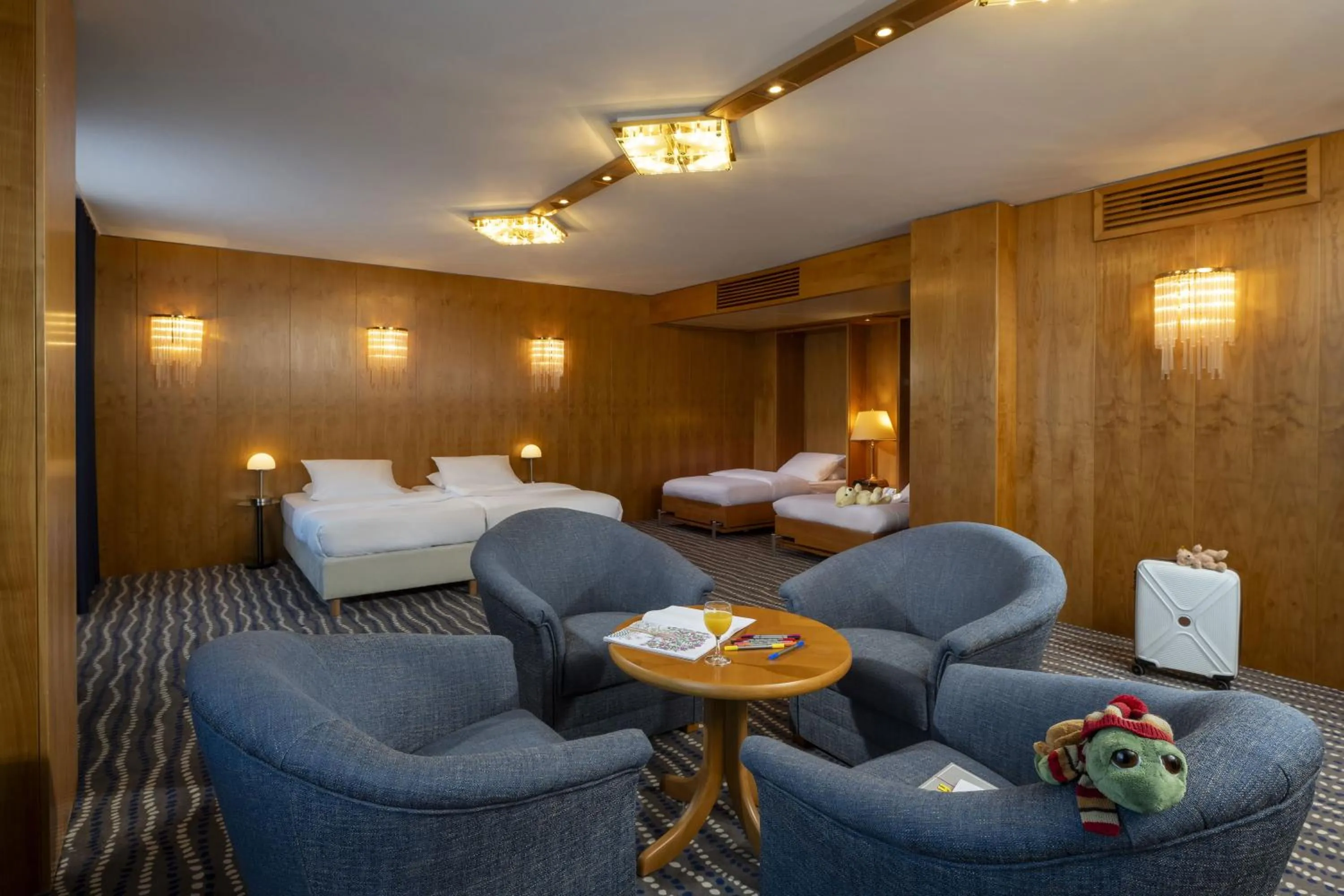 Living room, Bed in Maritim Hotel Magdeburg