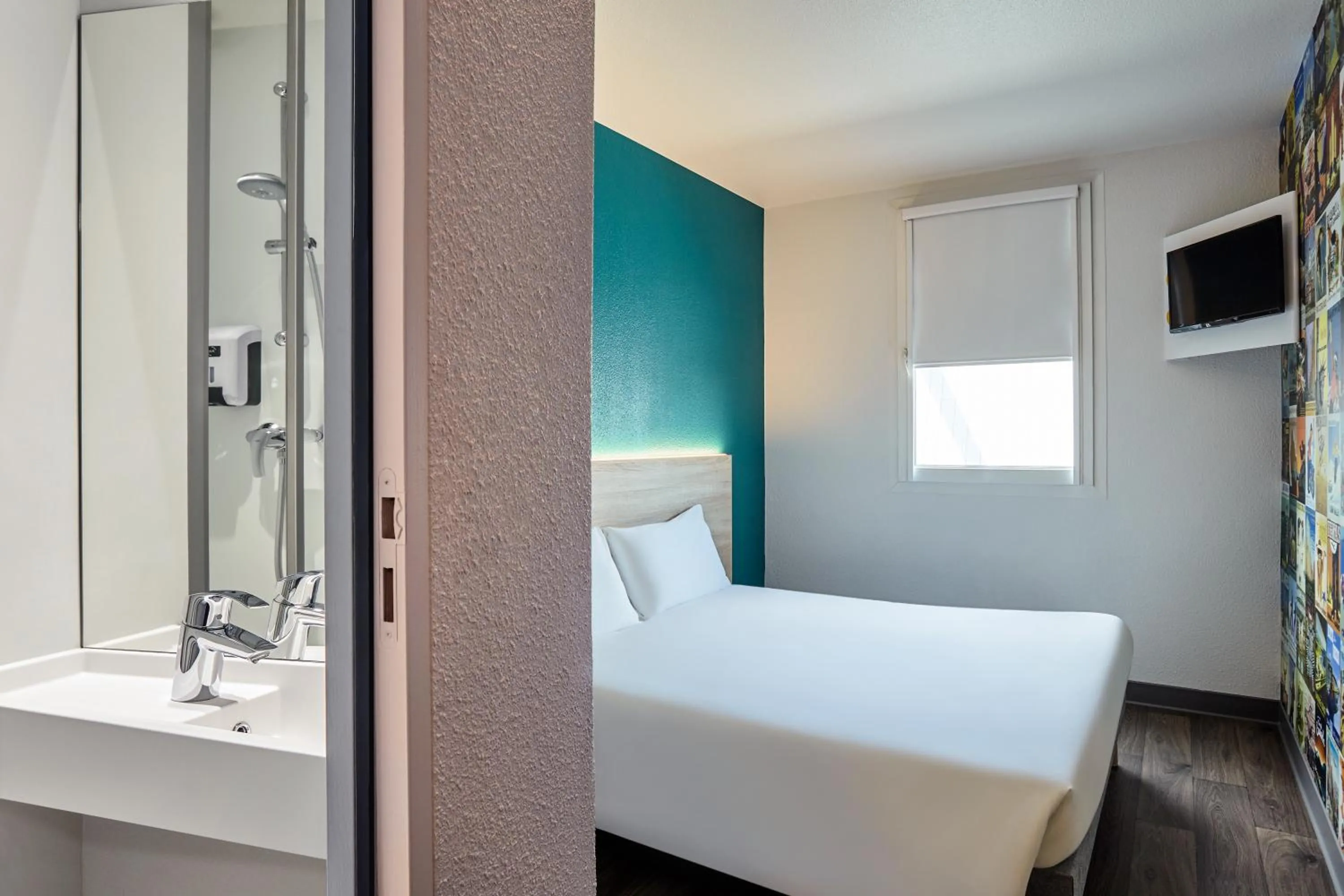Bathroom, Bed in hotelF1 Paris Saint Denis Stade