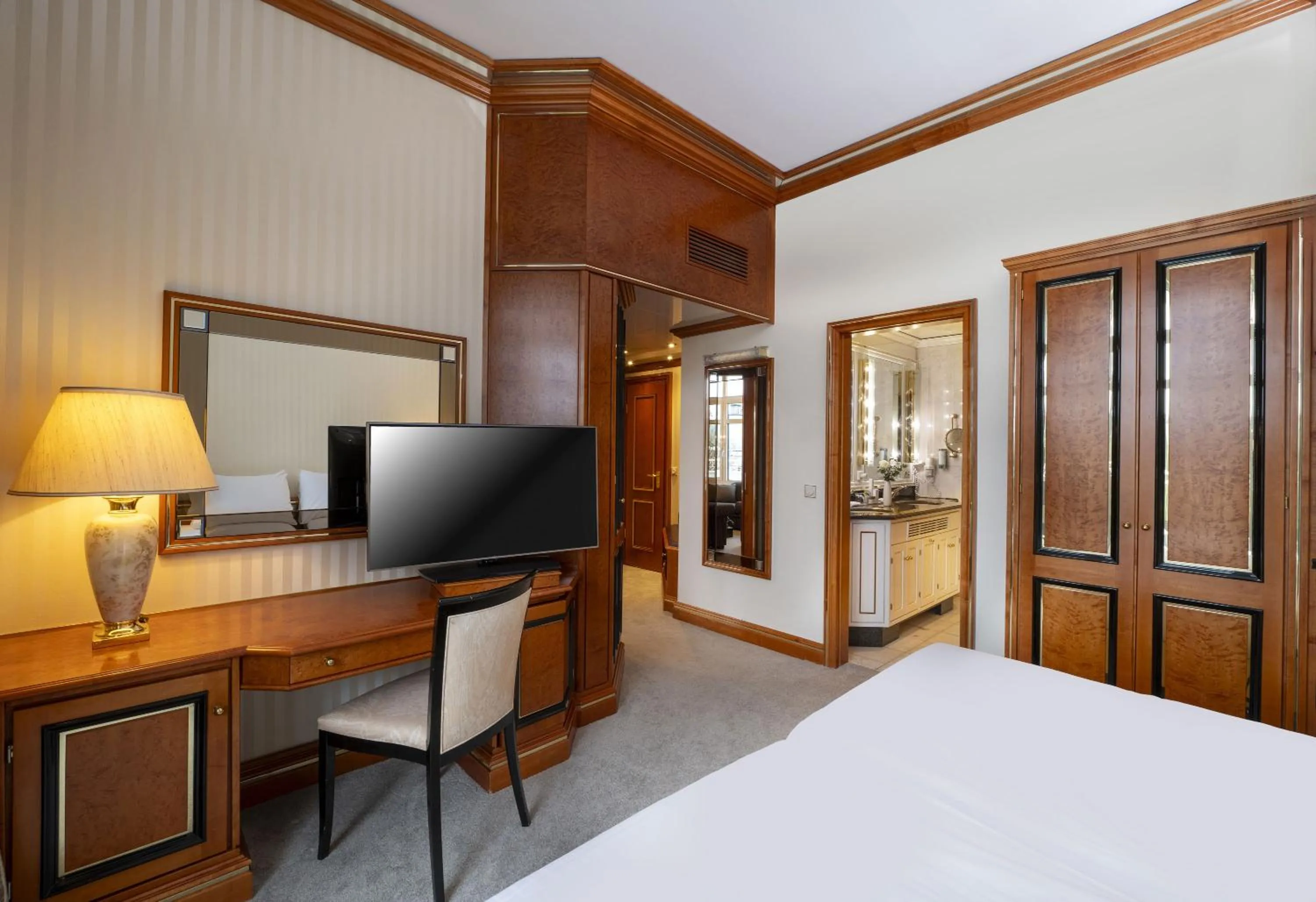 Bedroom, Bed in Maritim Hotel Bad Wildungen