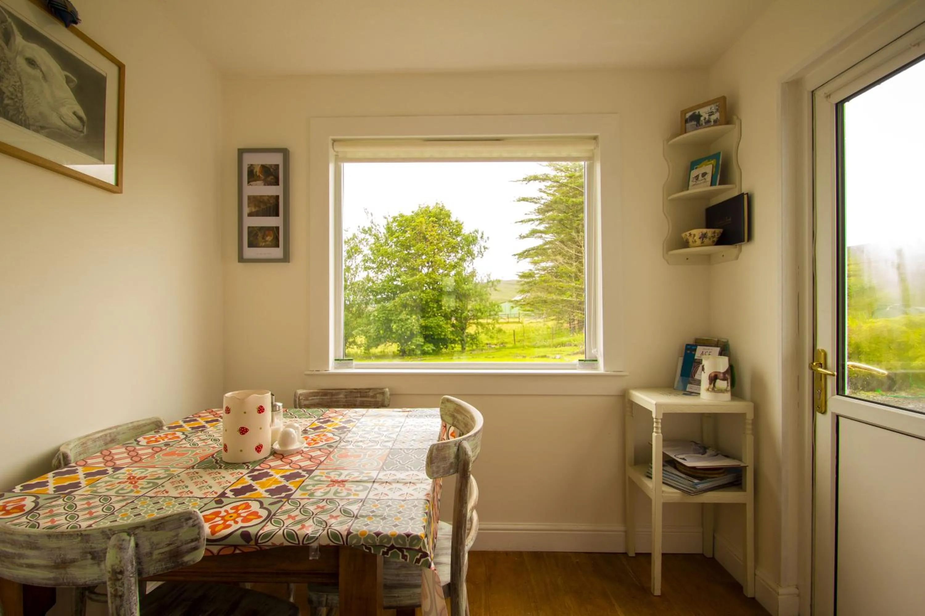 Seating area in The Red Red Robin Cottage