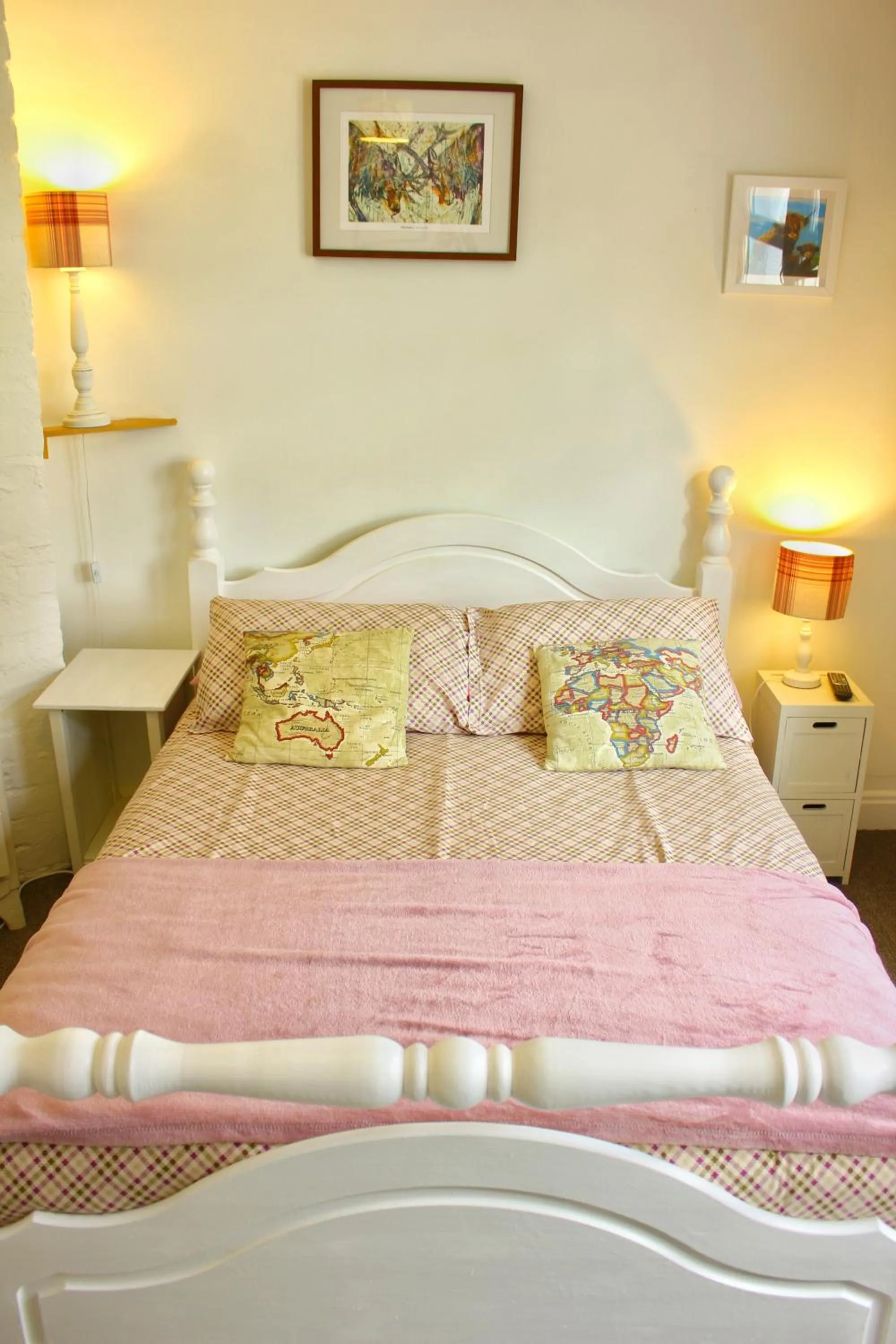 Bed in The Red Red Robin Cottage