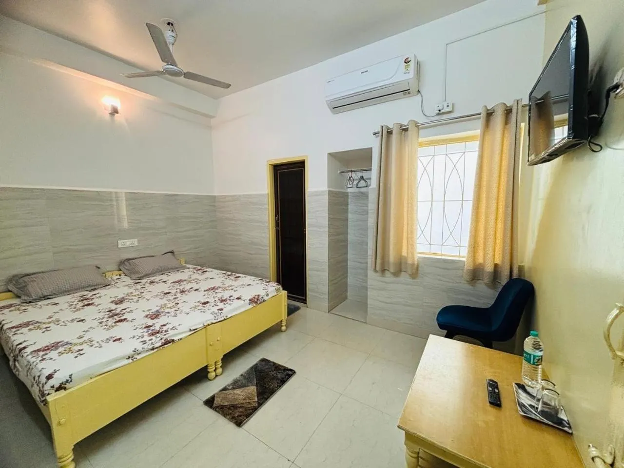 Living room, Bed in Bimala Hotel