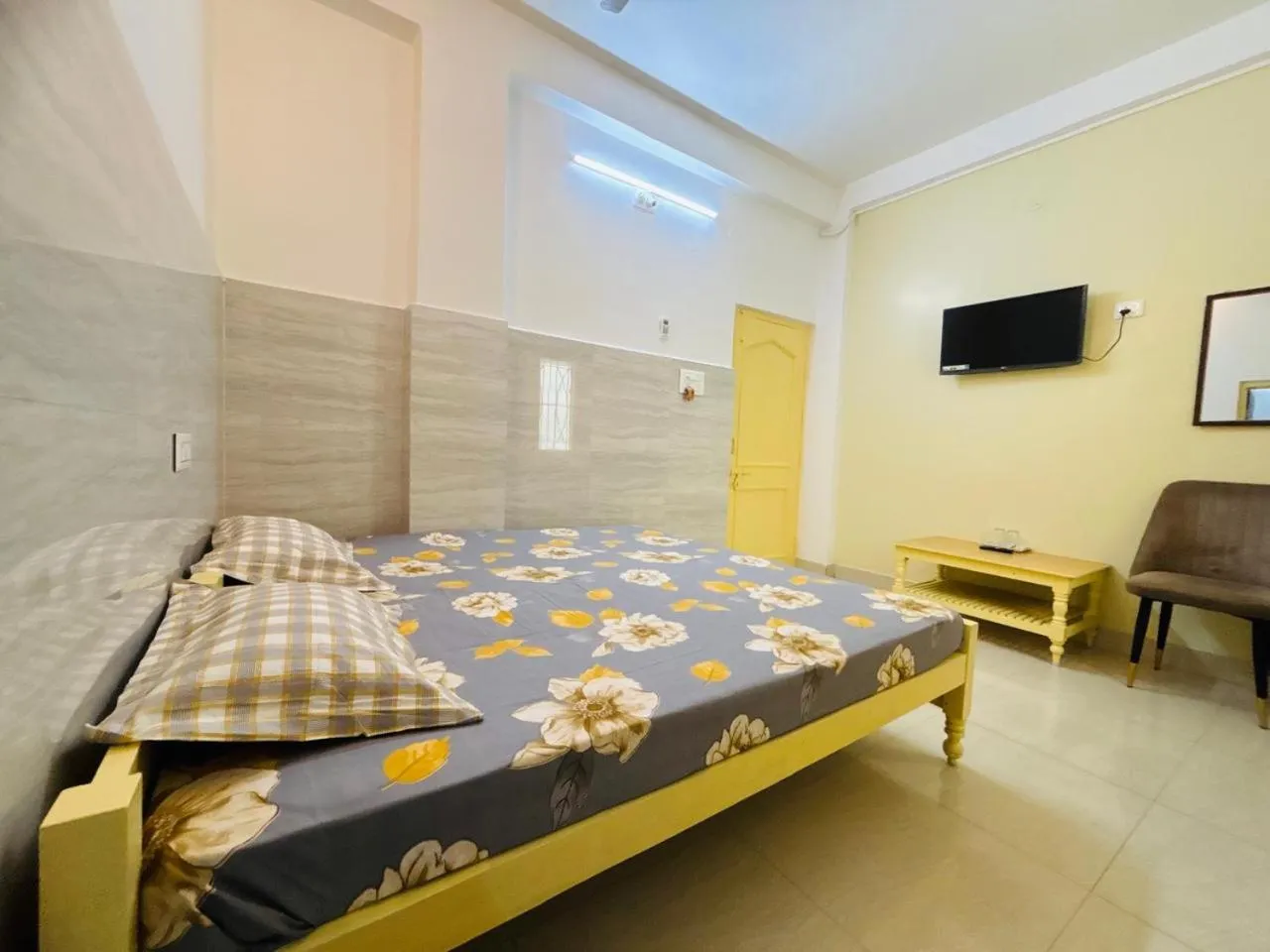 Photo of the whole room, Bed in Bimala Hotel