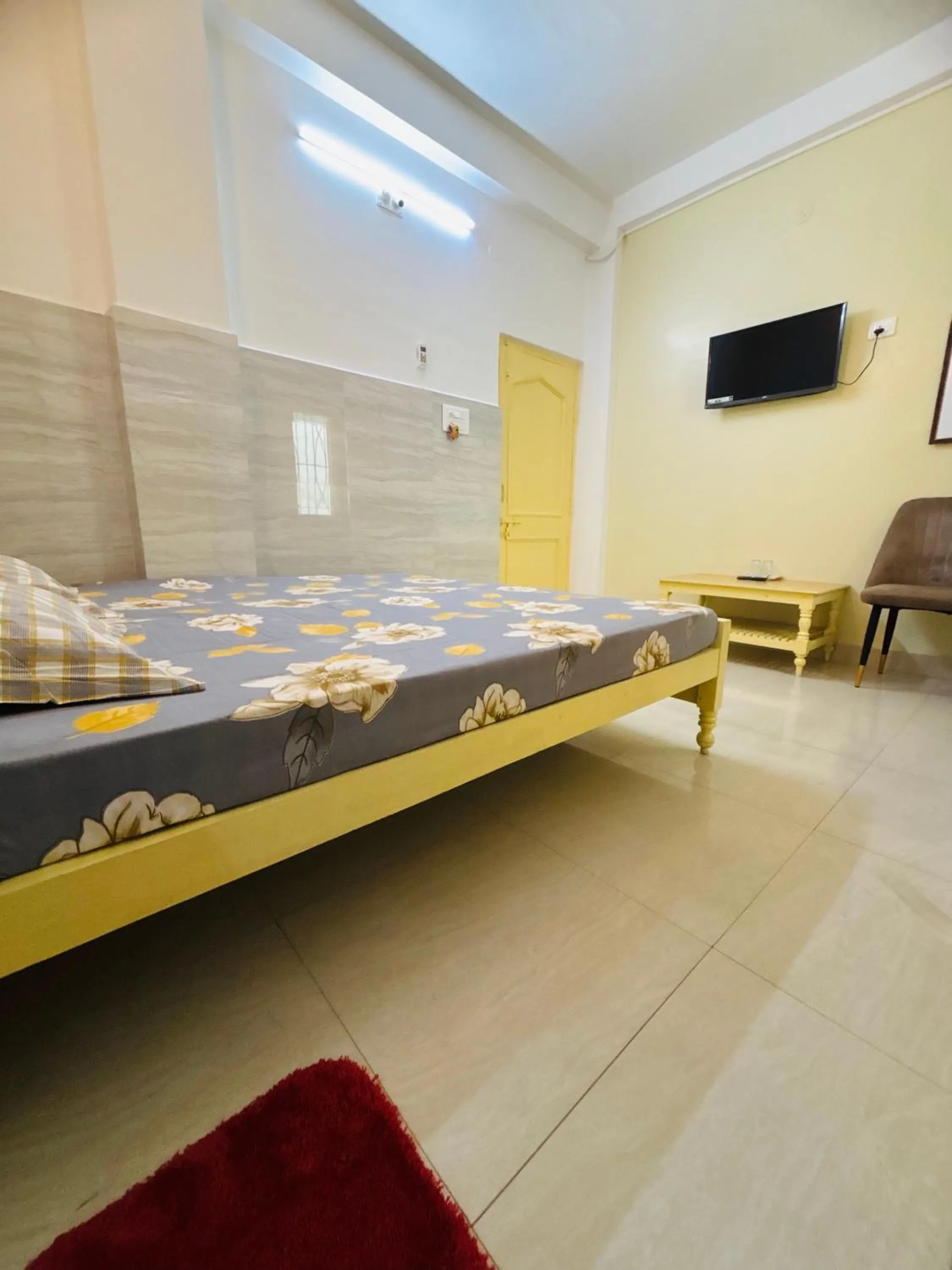 Communal lounge/ TV room, Bed in Bimala Hotel