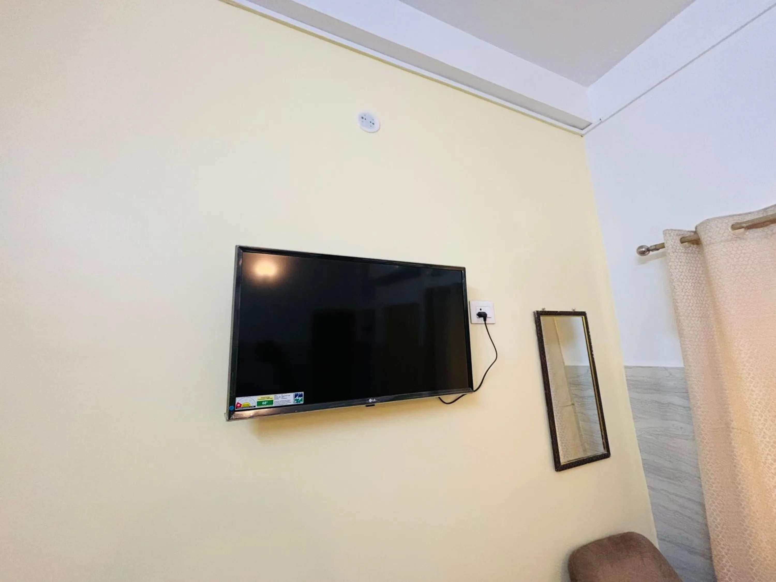 Communal lounge/ TV room in Bimala Hotel