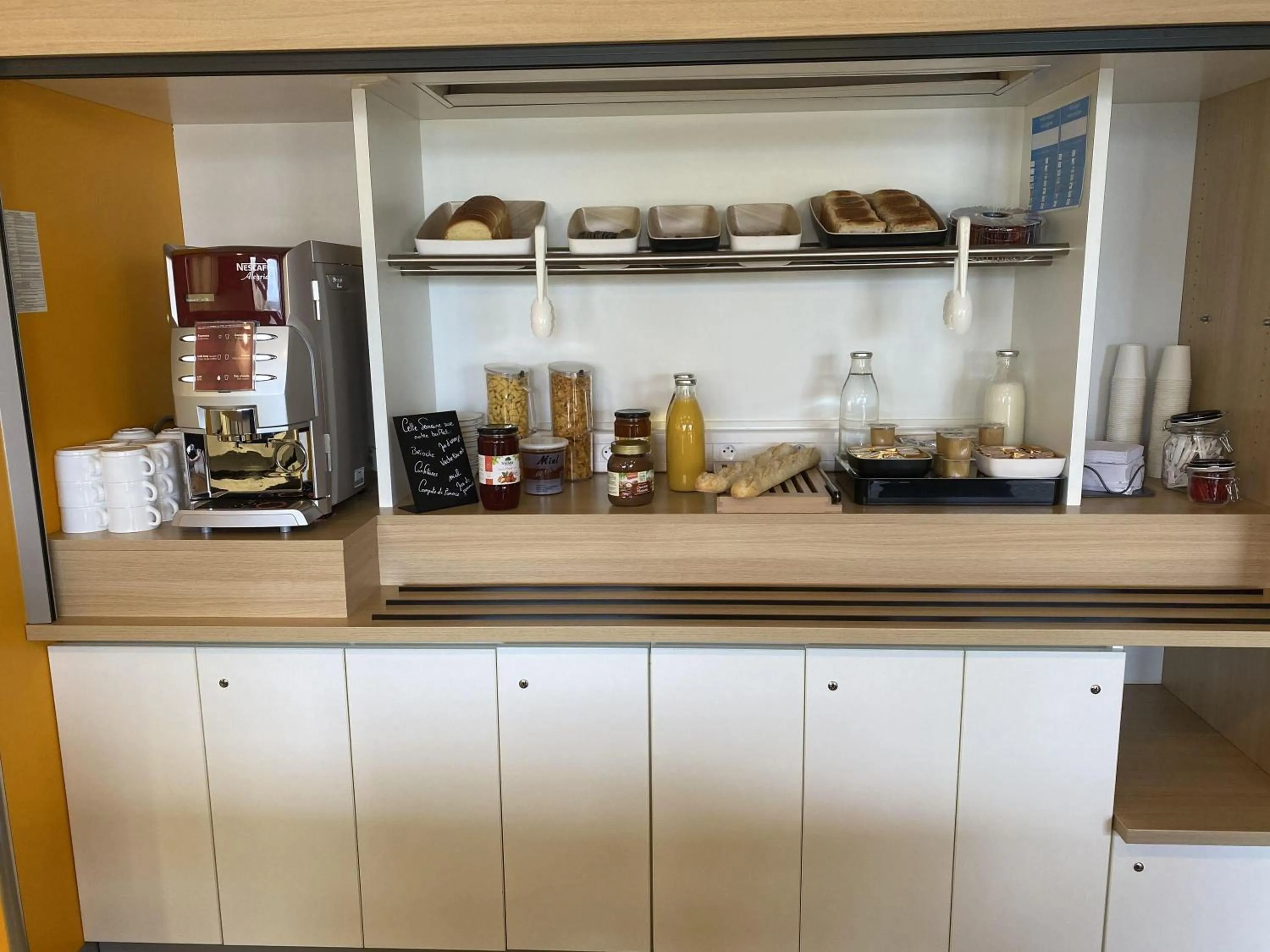 Breakfast in Hôtel F1 Verdun