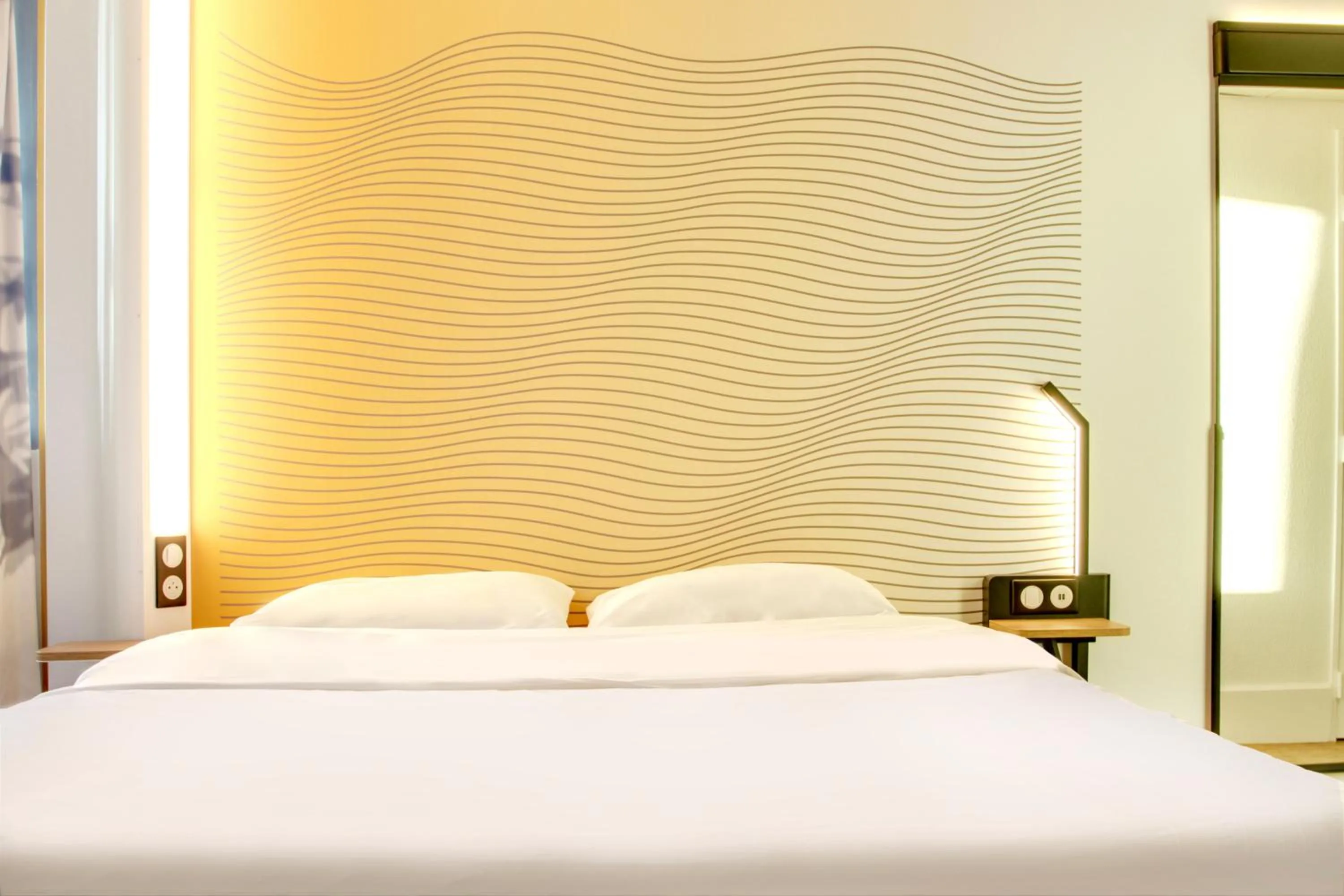 Bedroom, Bed in B&B HOTEL Reims Bezannes