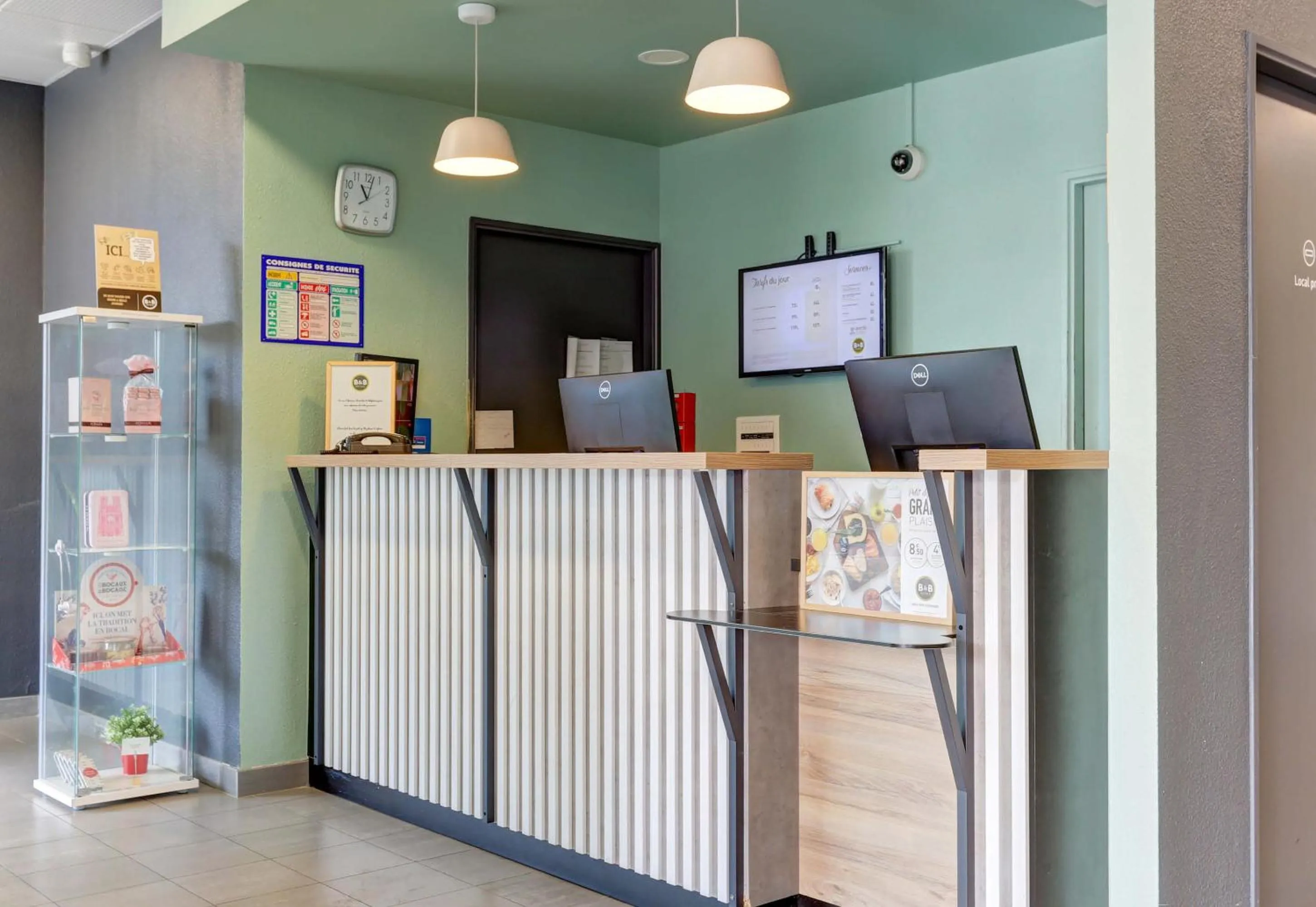 Lobby or reception in B&B HOTEL Reims Bezannes