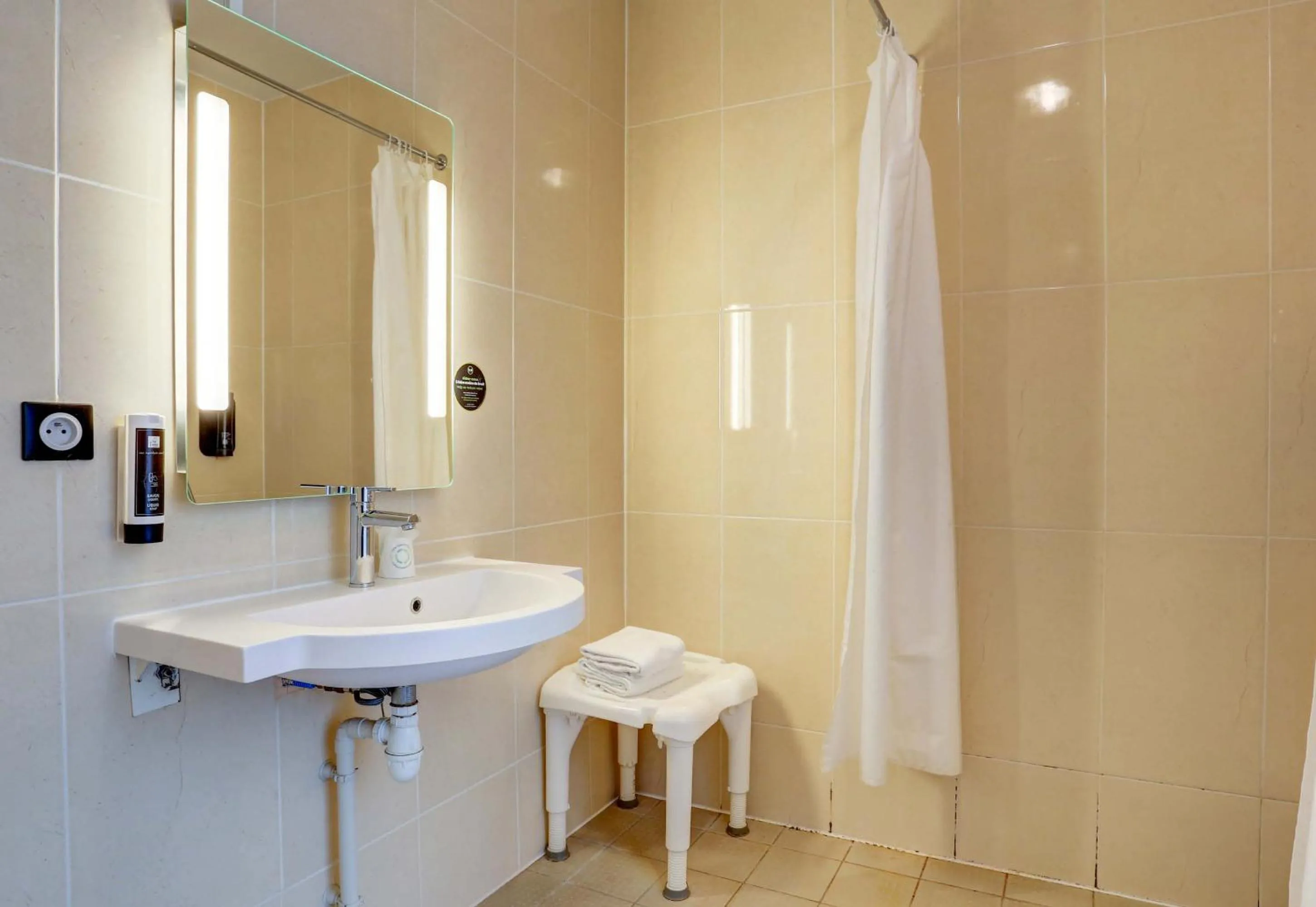 Bathroom in B&B HOTEL Reims Bezannes