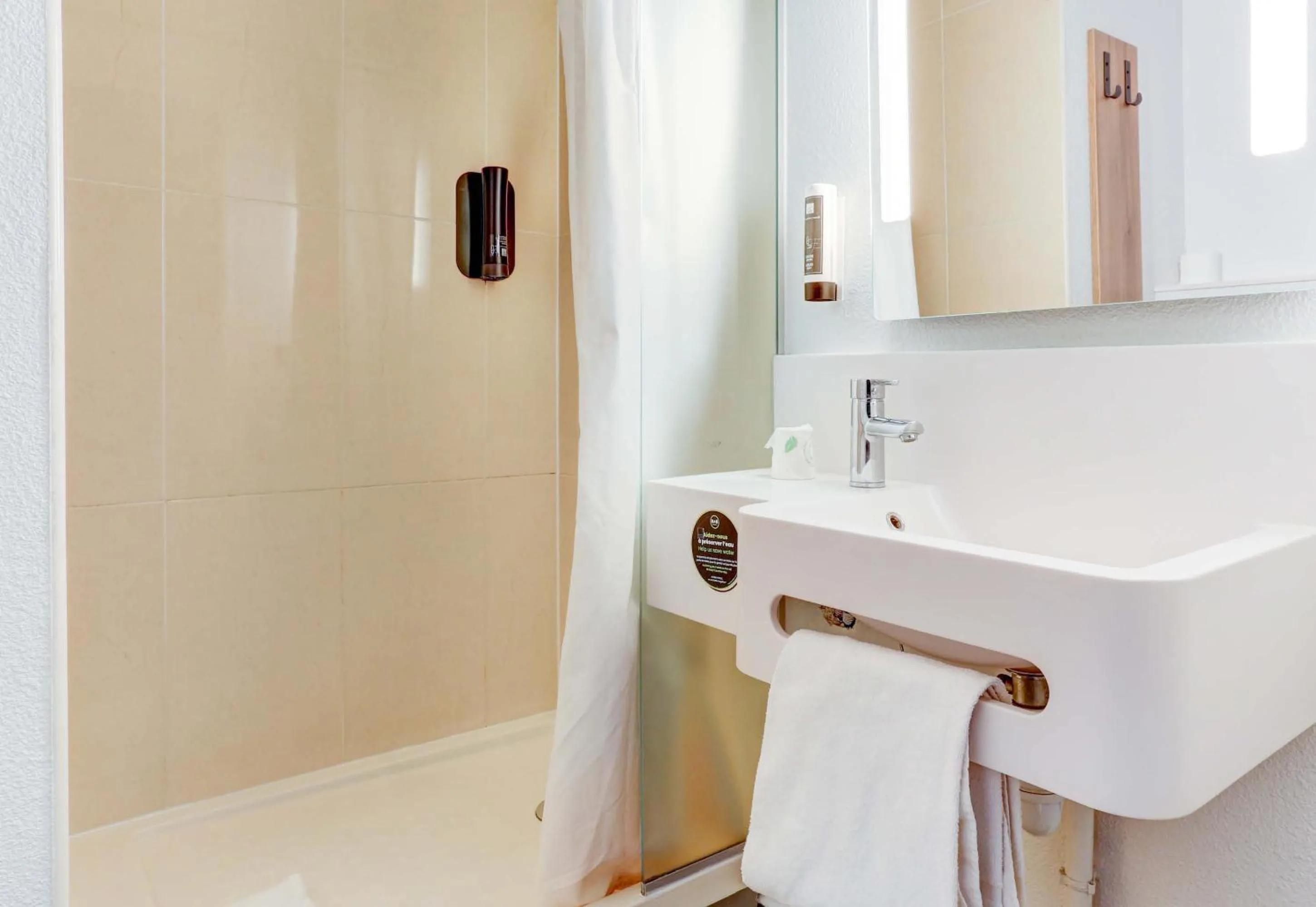 Bathroom in B&B HOTEL Reims Bezannes