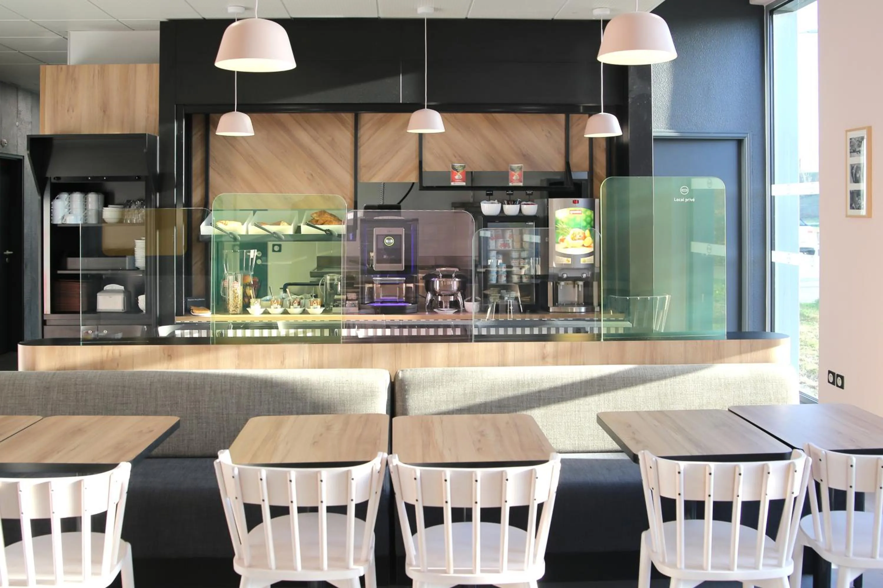 Buffet breakfast in B&B HOTEL Reims Bezannes