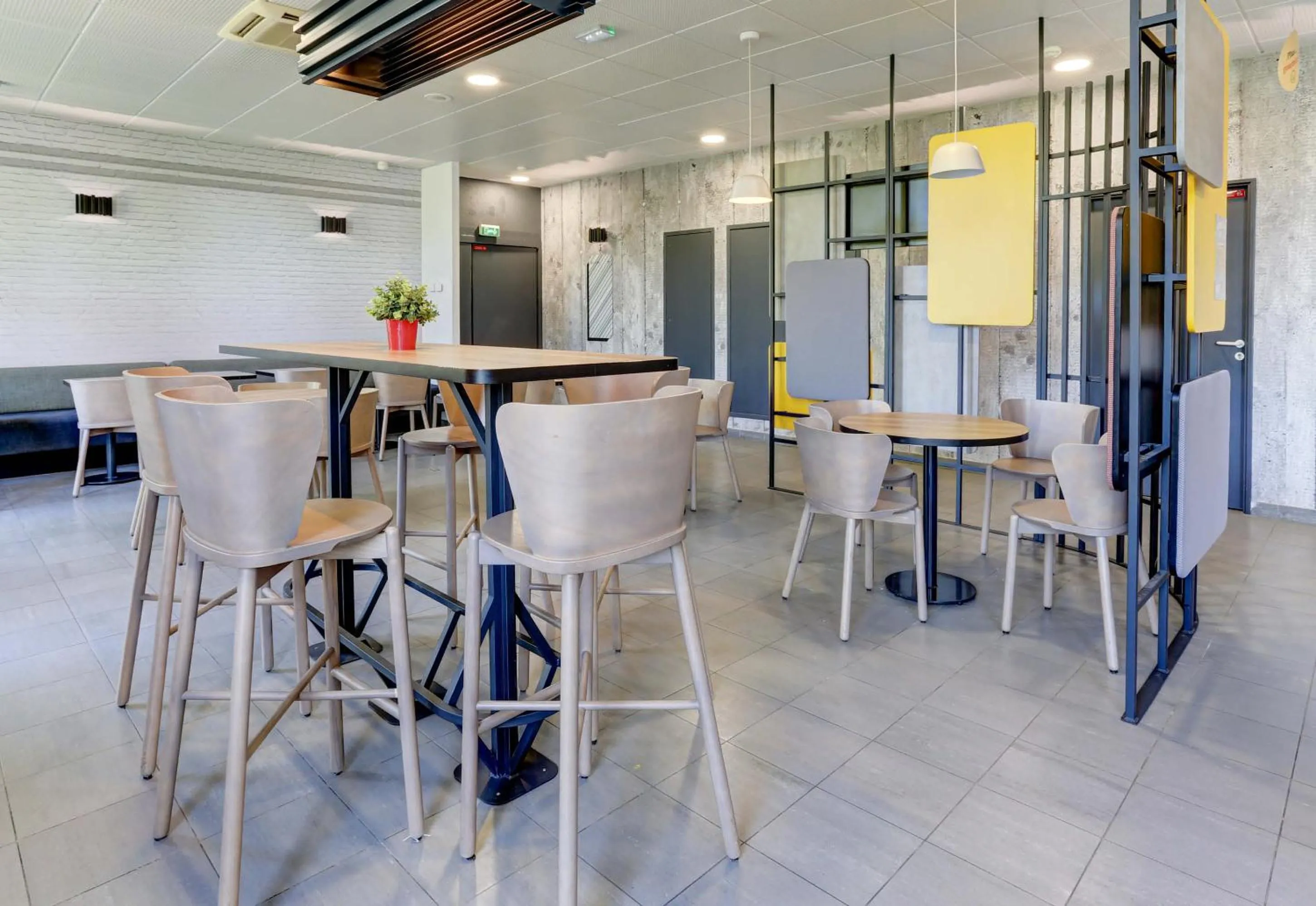 Restaurant/places to eat in B&B HOTEL Reims Bezannes