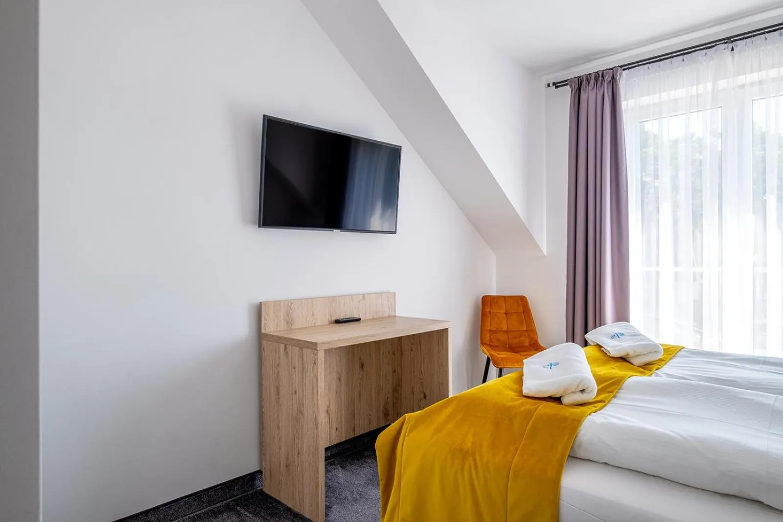 Communal lounge/ TV room, Bed in Nova Fala