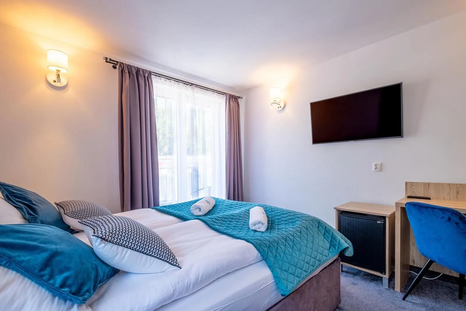 Communal lounge/ TV room, Bed in Nova Fala