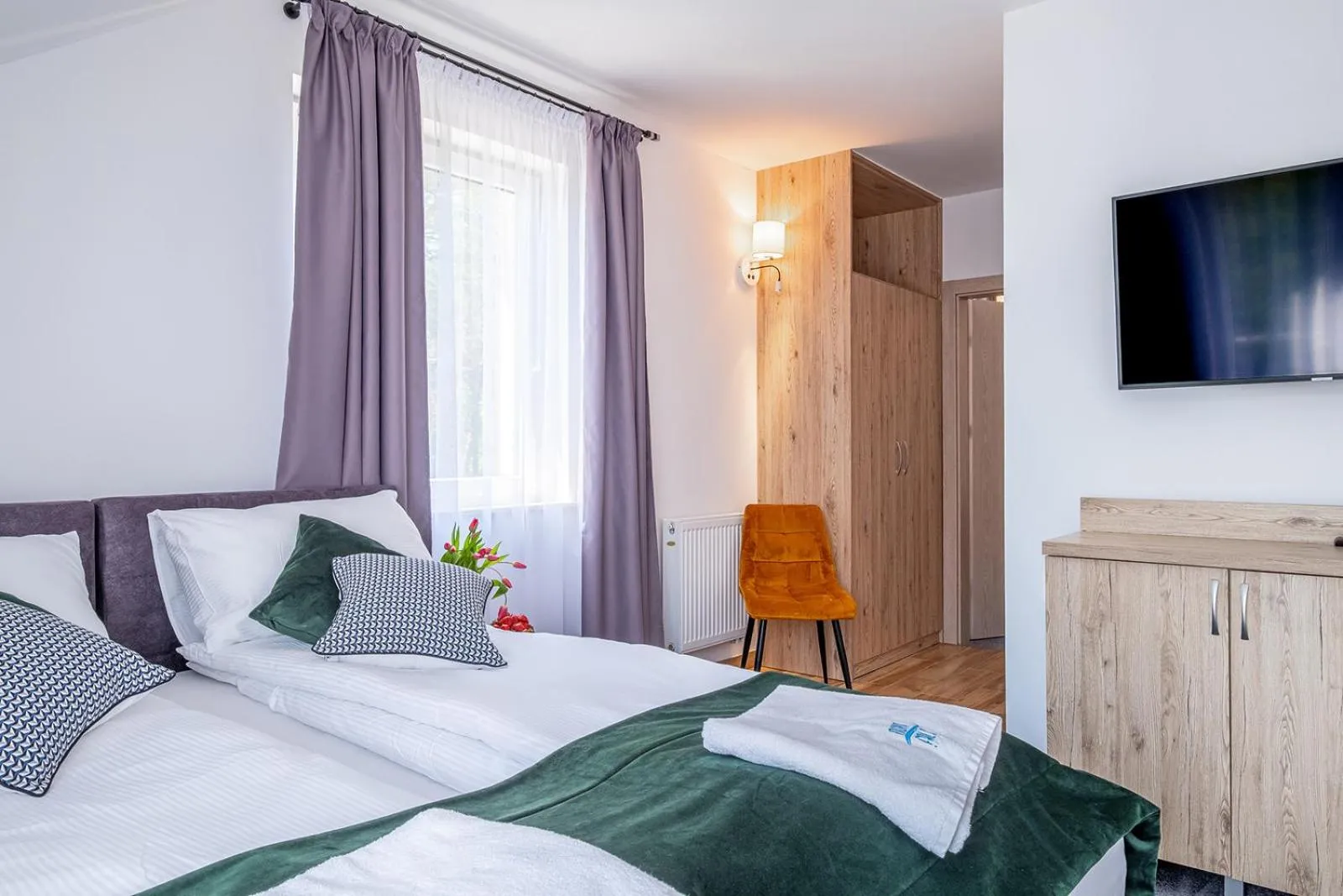 Communal lounge/ TV room, Bed in Nova Fala