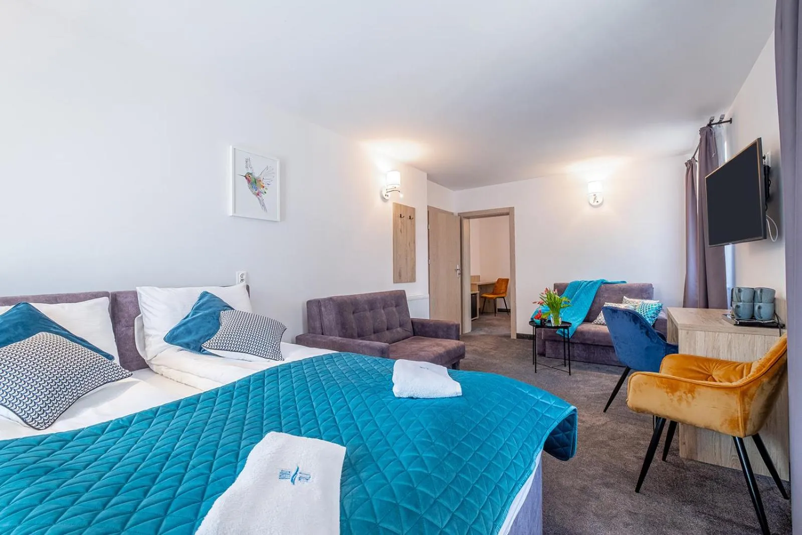 Communal lounge/ TV room, Bed in Nova Fala