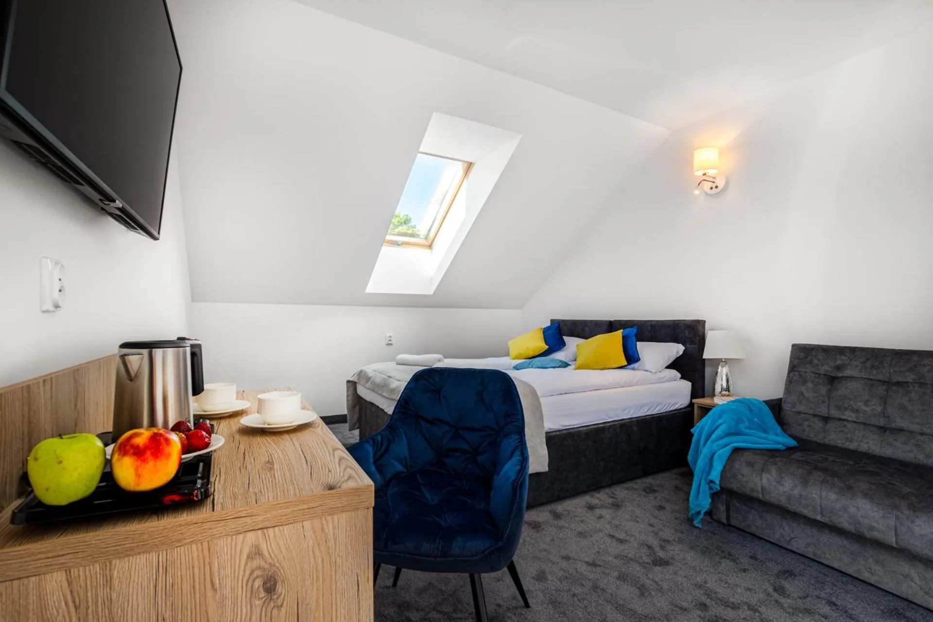 Communal lounge/ TV room, Bed in Nova Fala