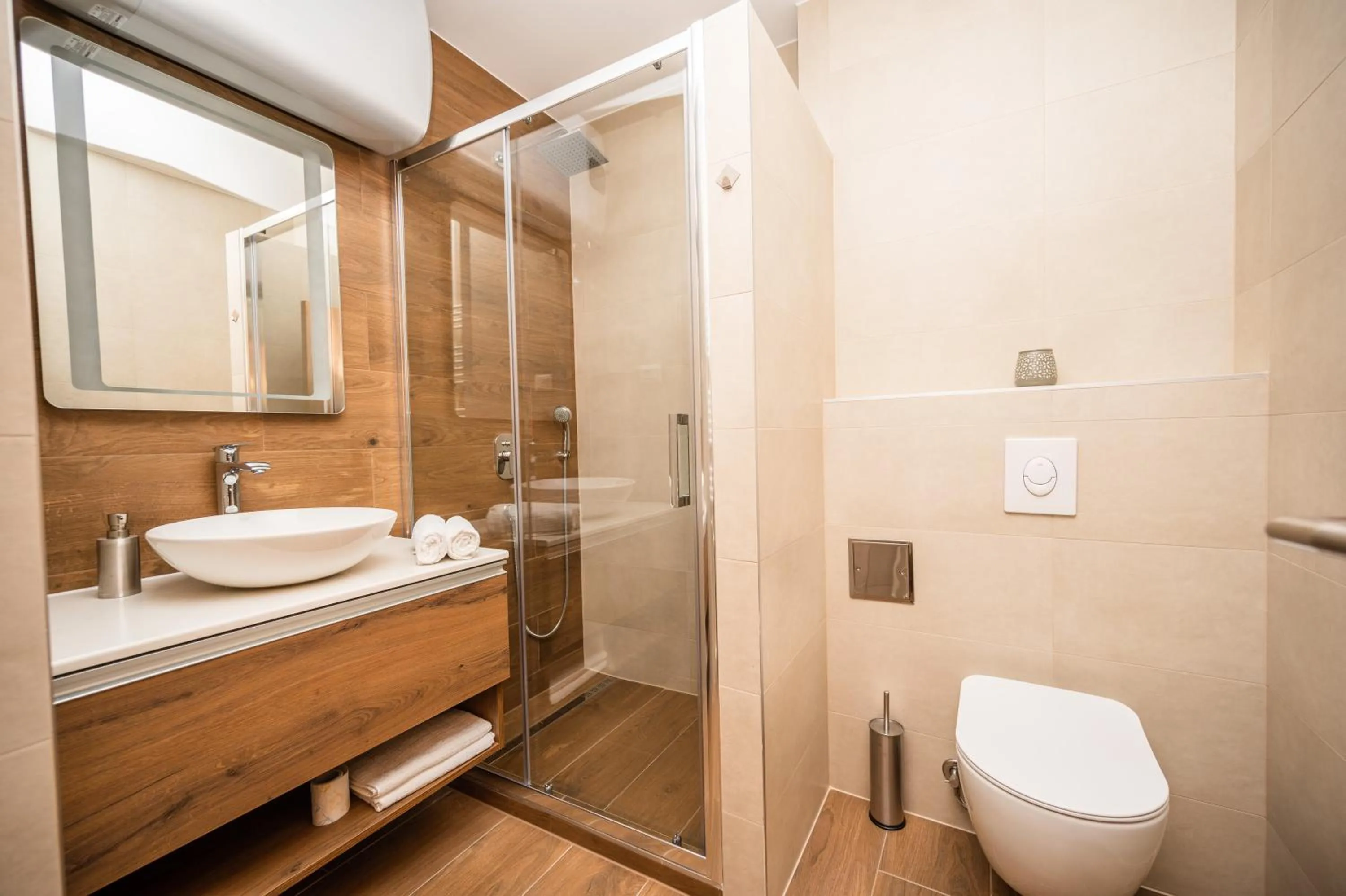 Shower in Modern and Bright Apartments - Main Street