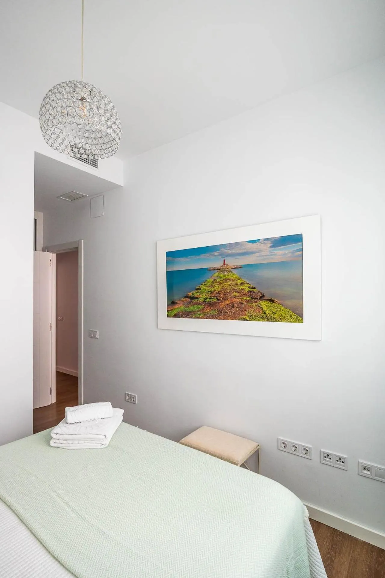 Bedroom, Bed in Apartamentos Poemas & Rimas de Bécquer