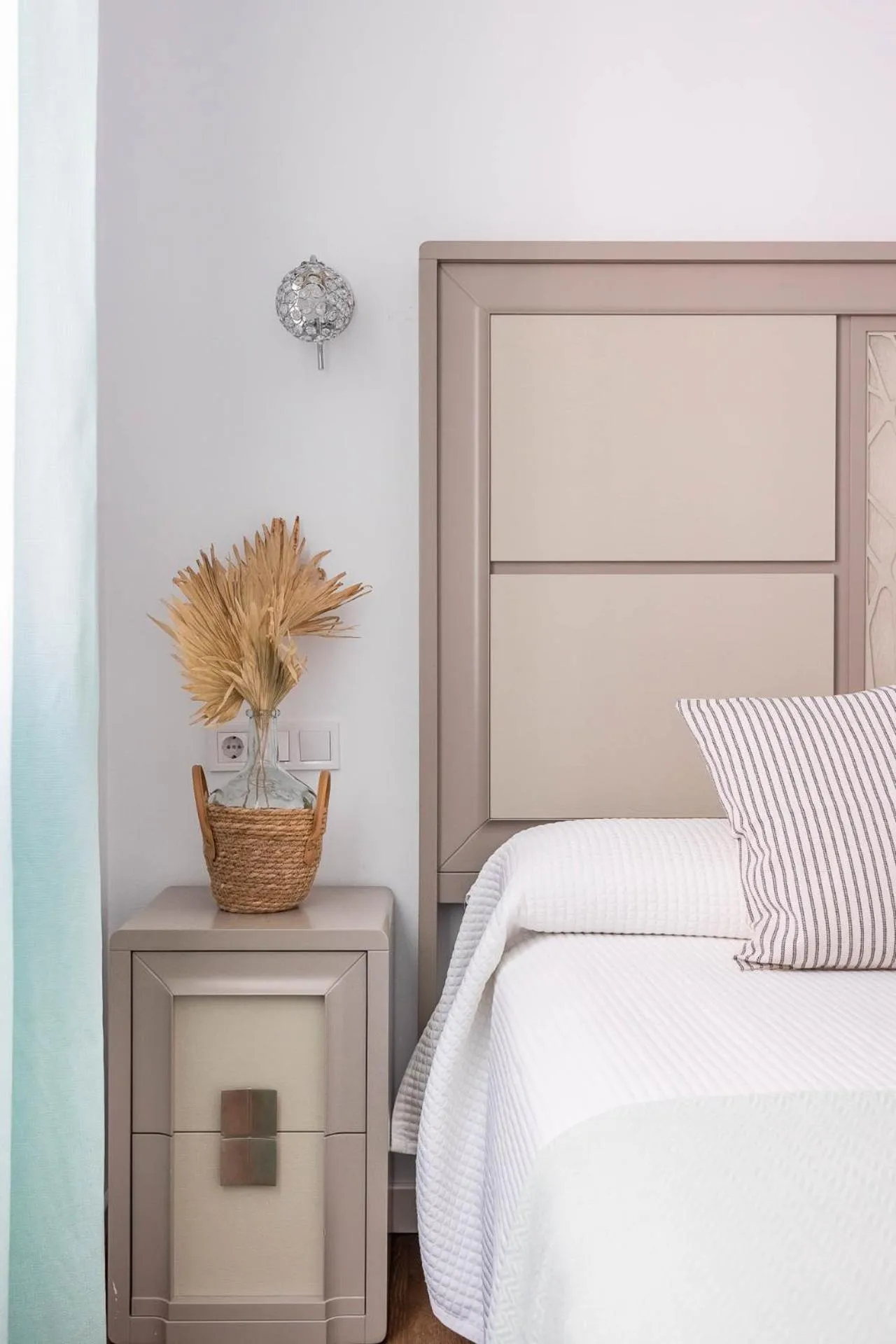 Bedroom, Bed in Apartamentos Poemas & Rimas de Bécquer