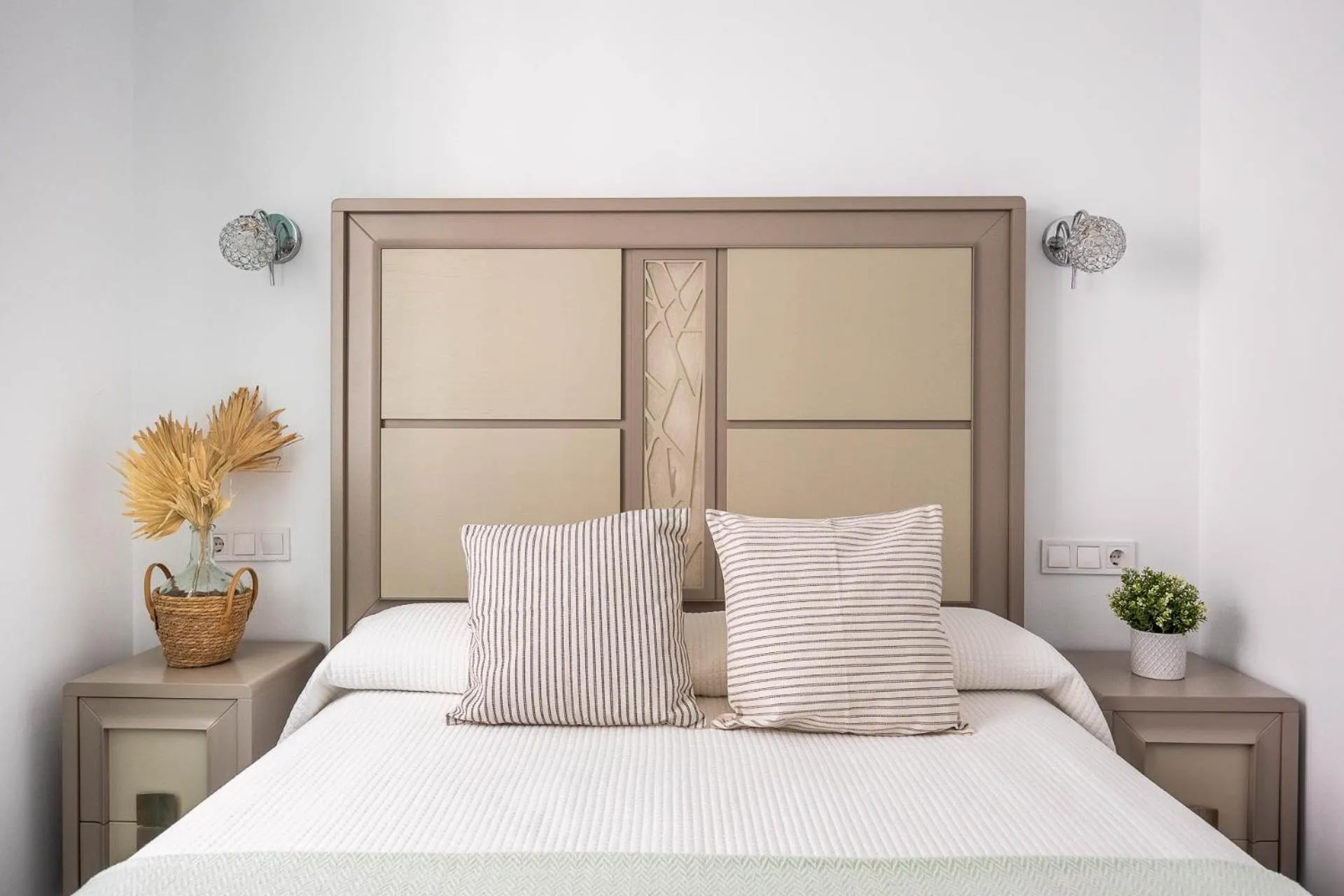 Bedroom, Bed in Apartamentos Poemas & Rimas de Bécquer