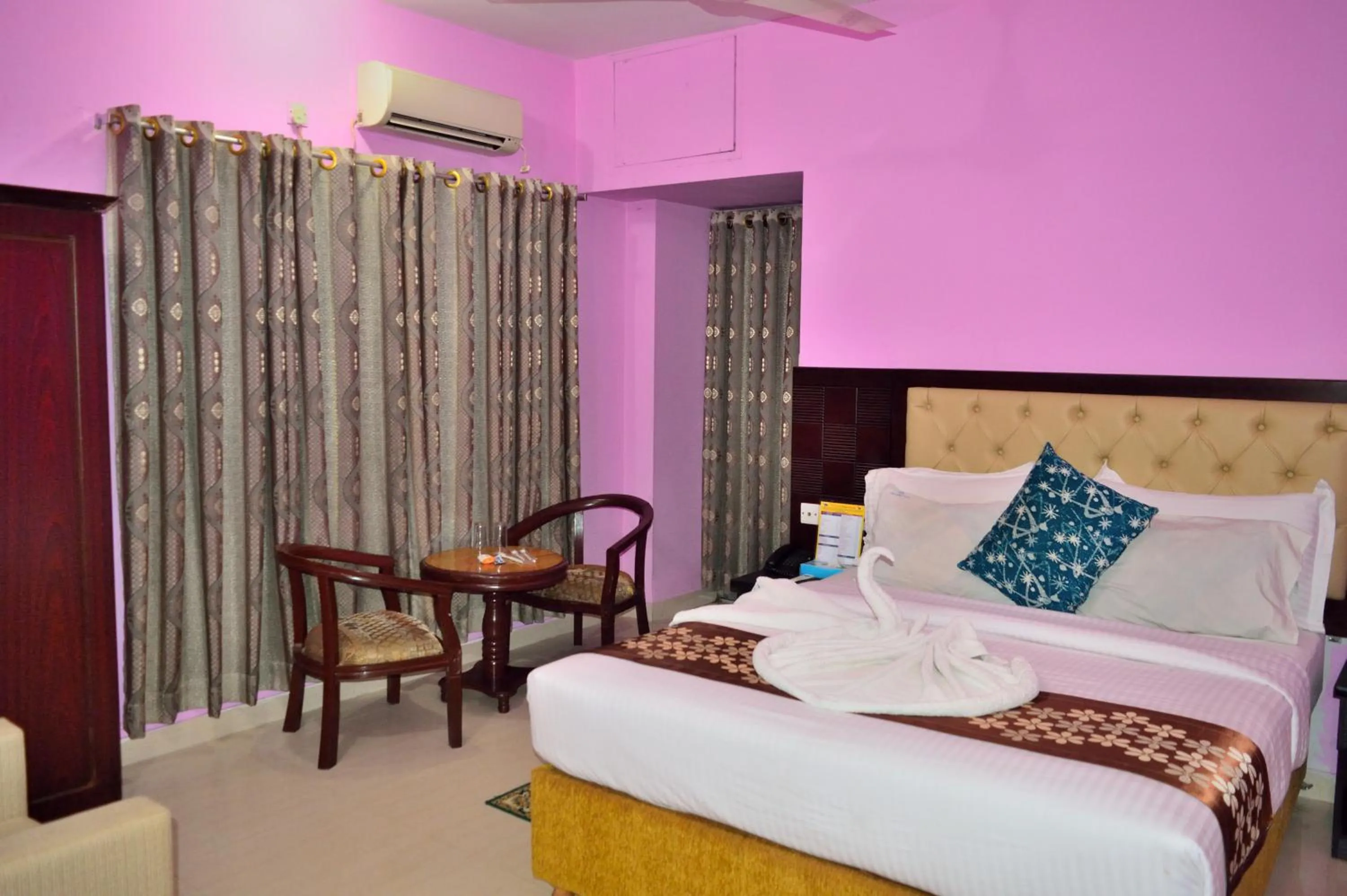 Bedroom, Bed in Hotel Regal Palace