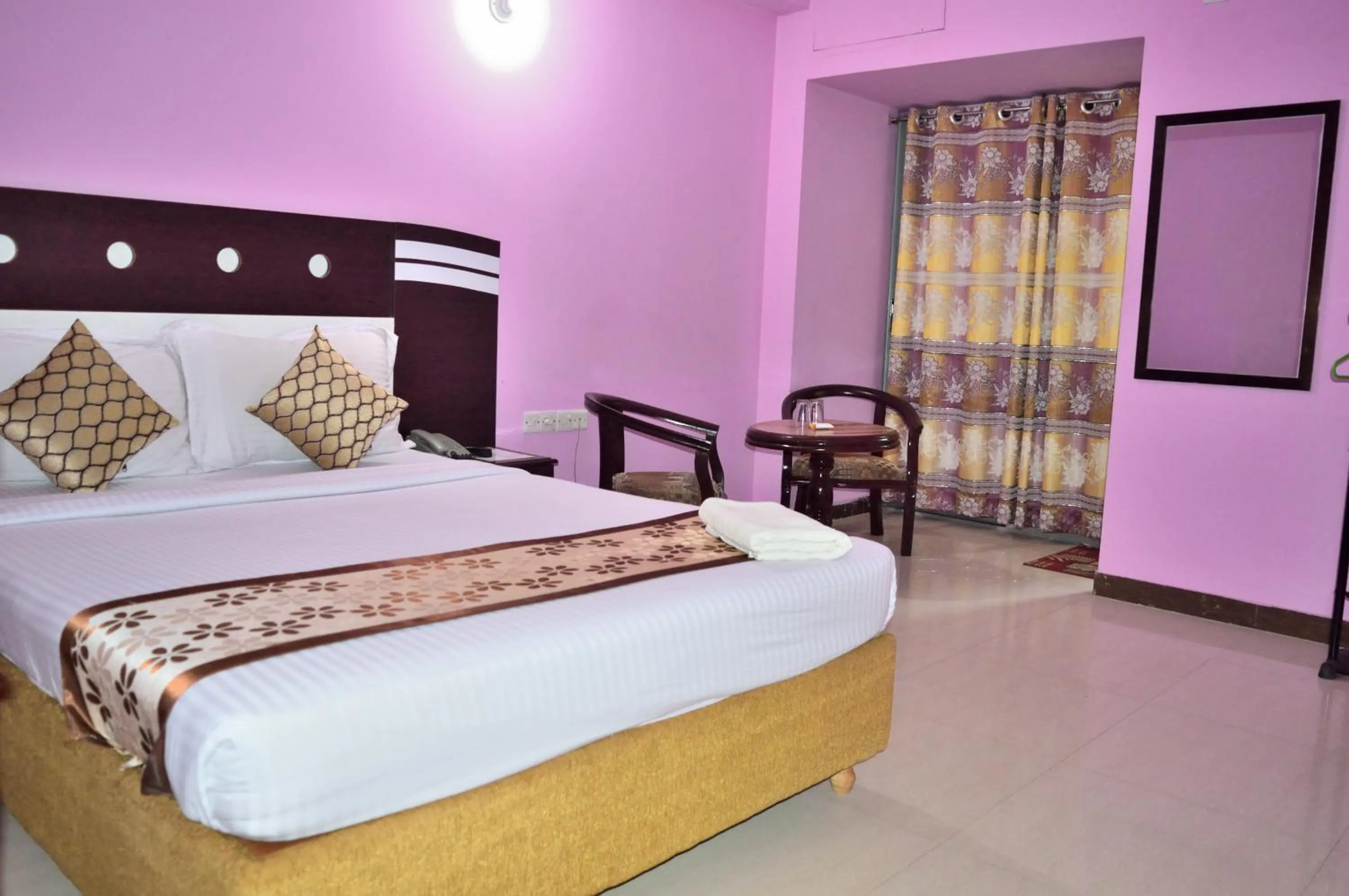 Bedroom, Bed in Hotel Regal Palace