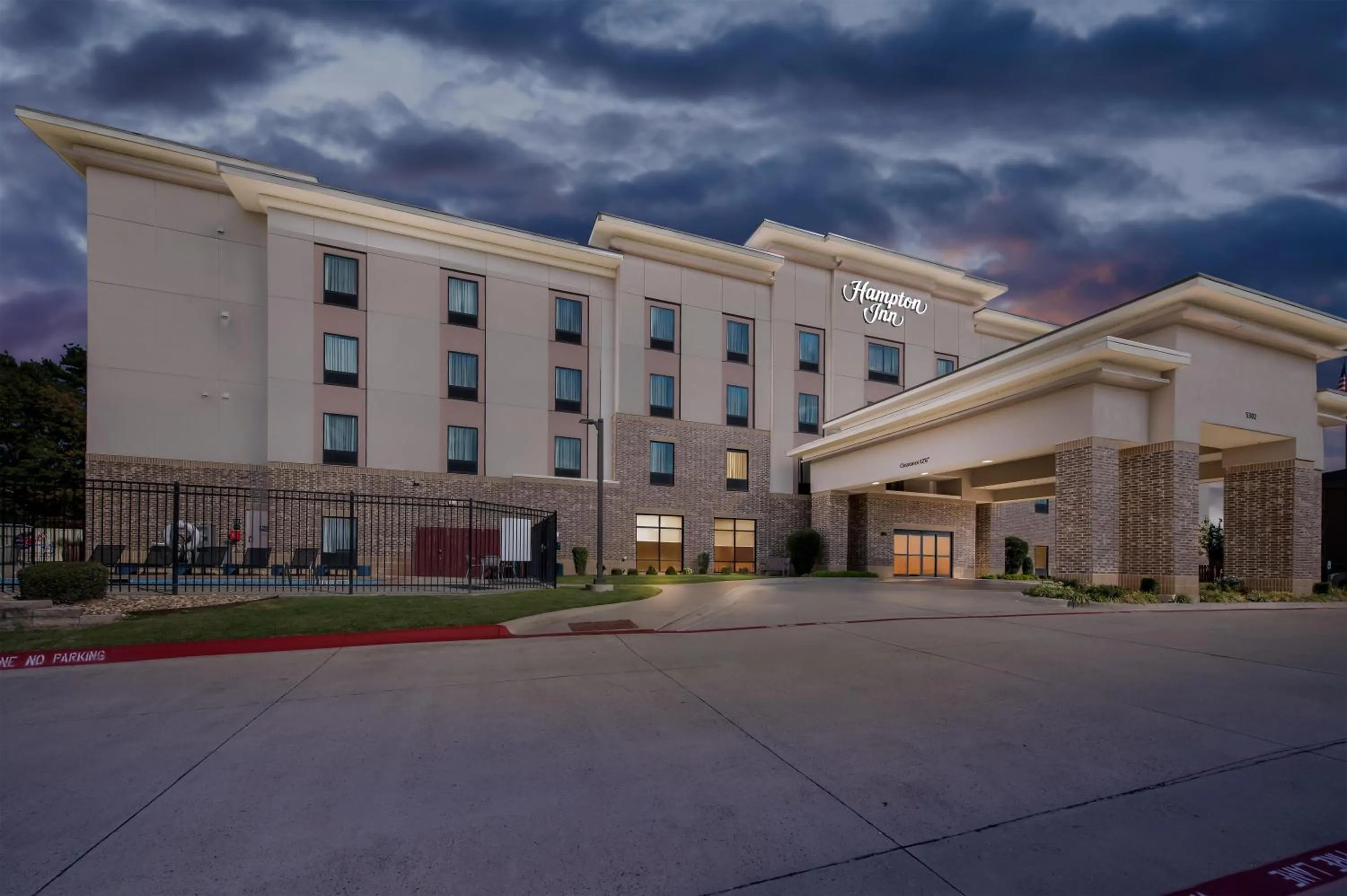 Property building in Hampton Inn Texarkana