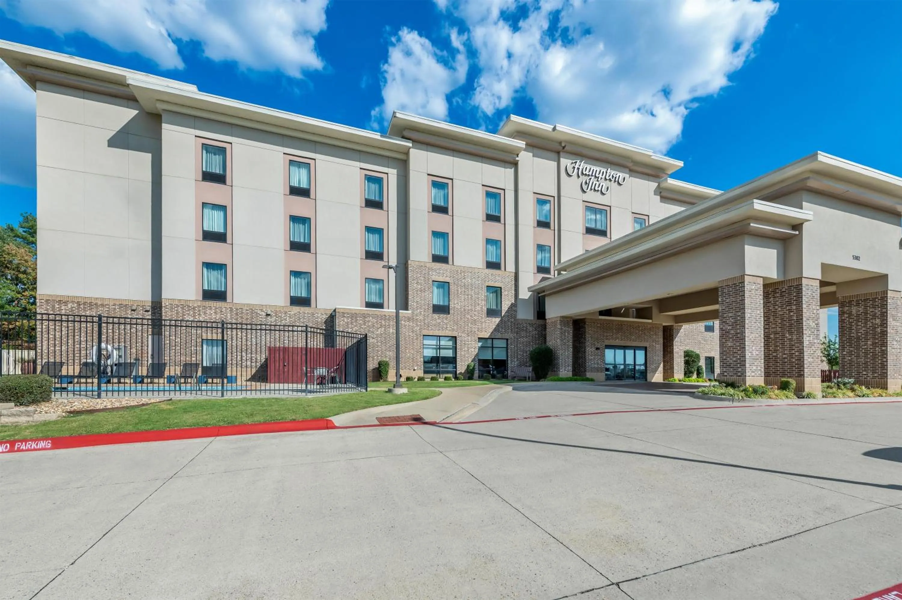 Property building in Hampton Inn Texarkana
