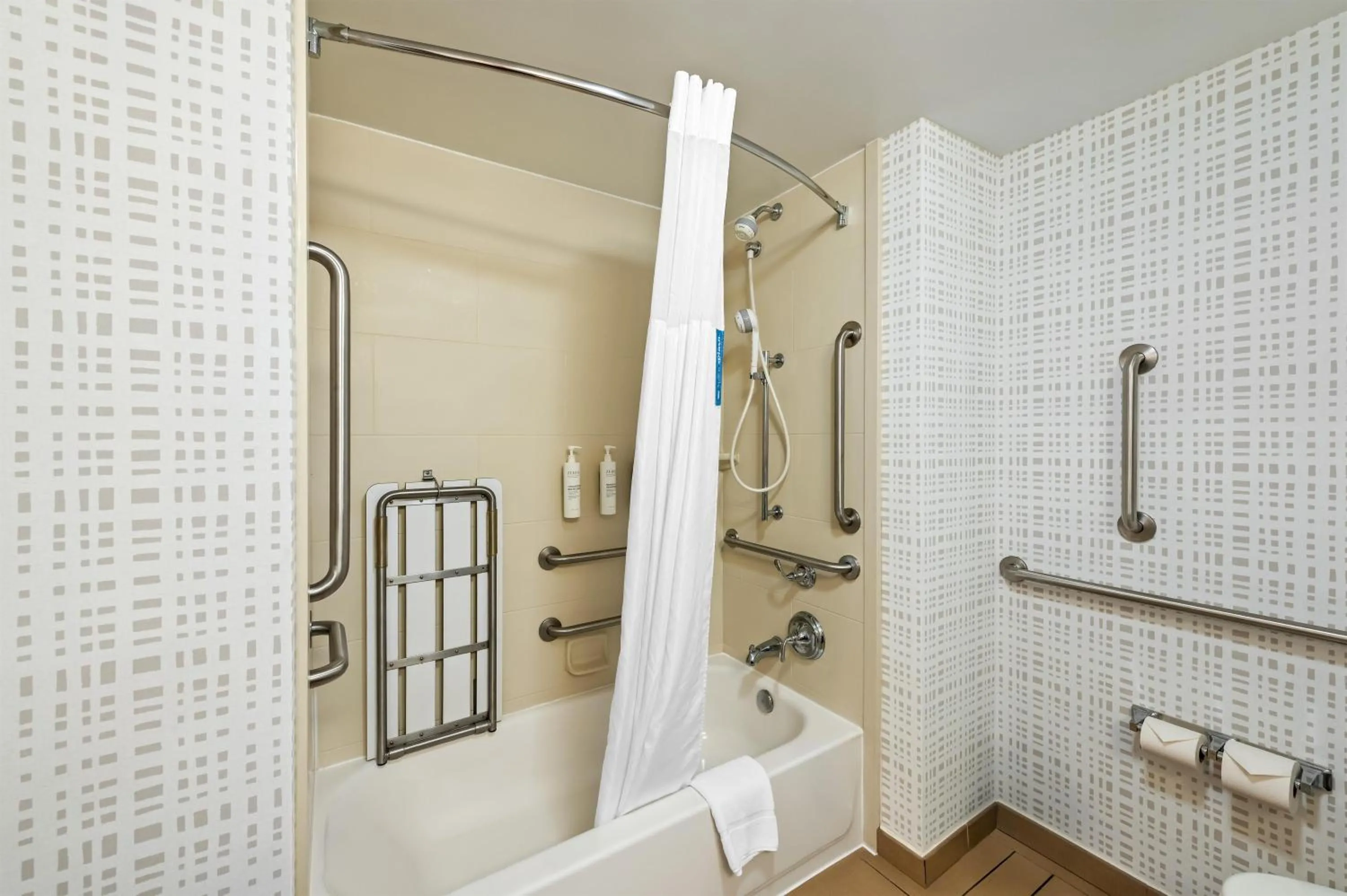 Bathroom in Hampton Inn Texarkana