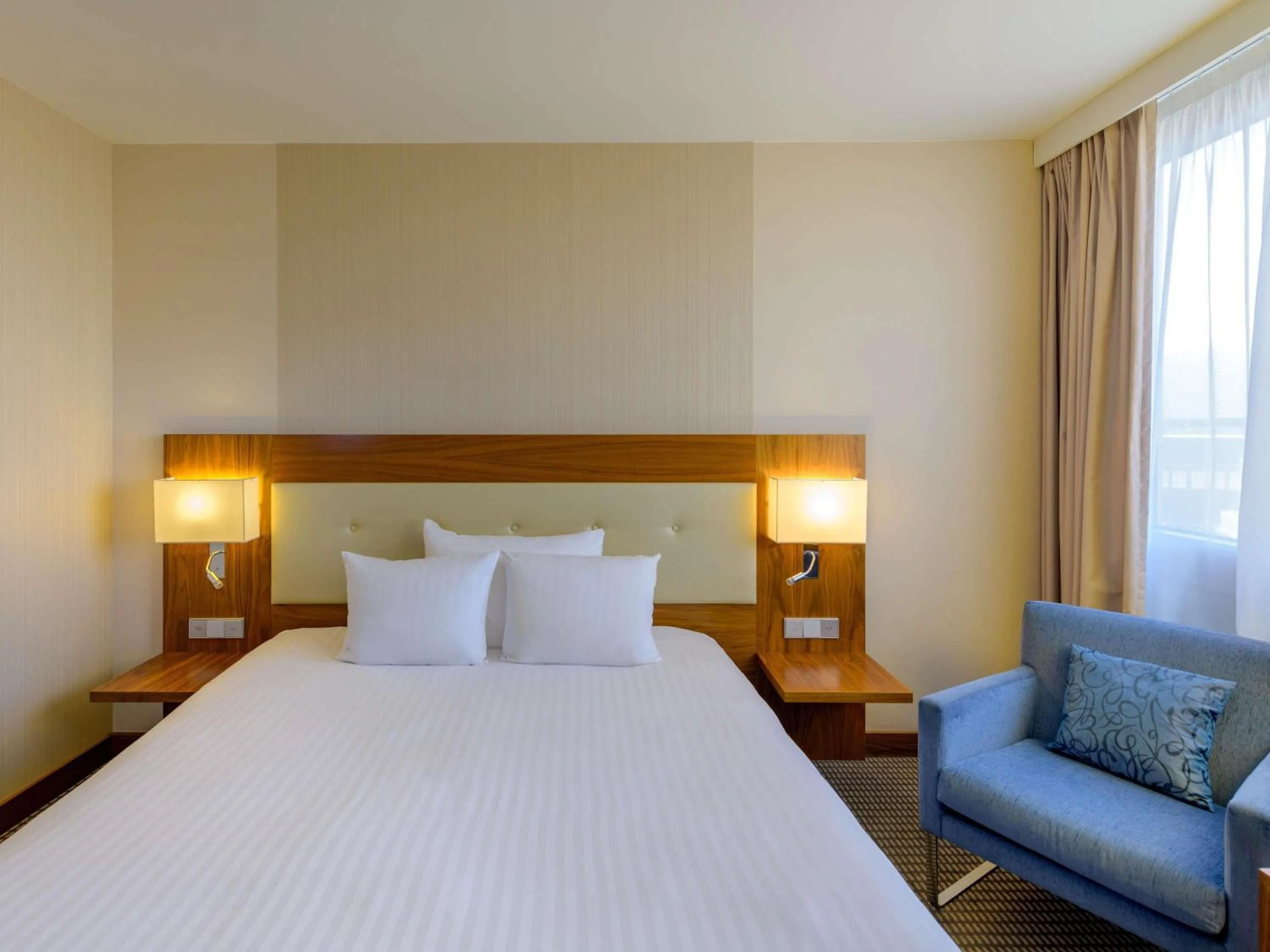 Bedroom, Bed in Mövenpick Hotel Geneva