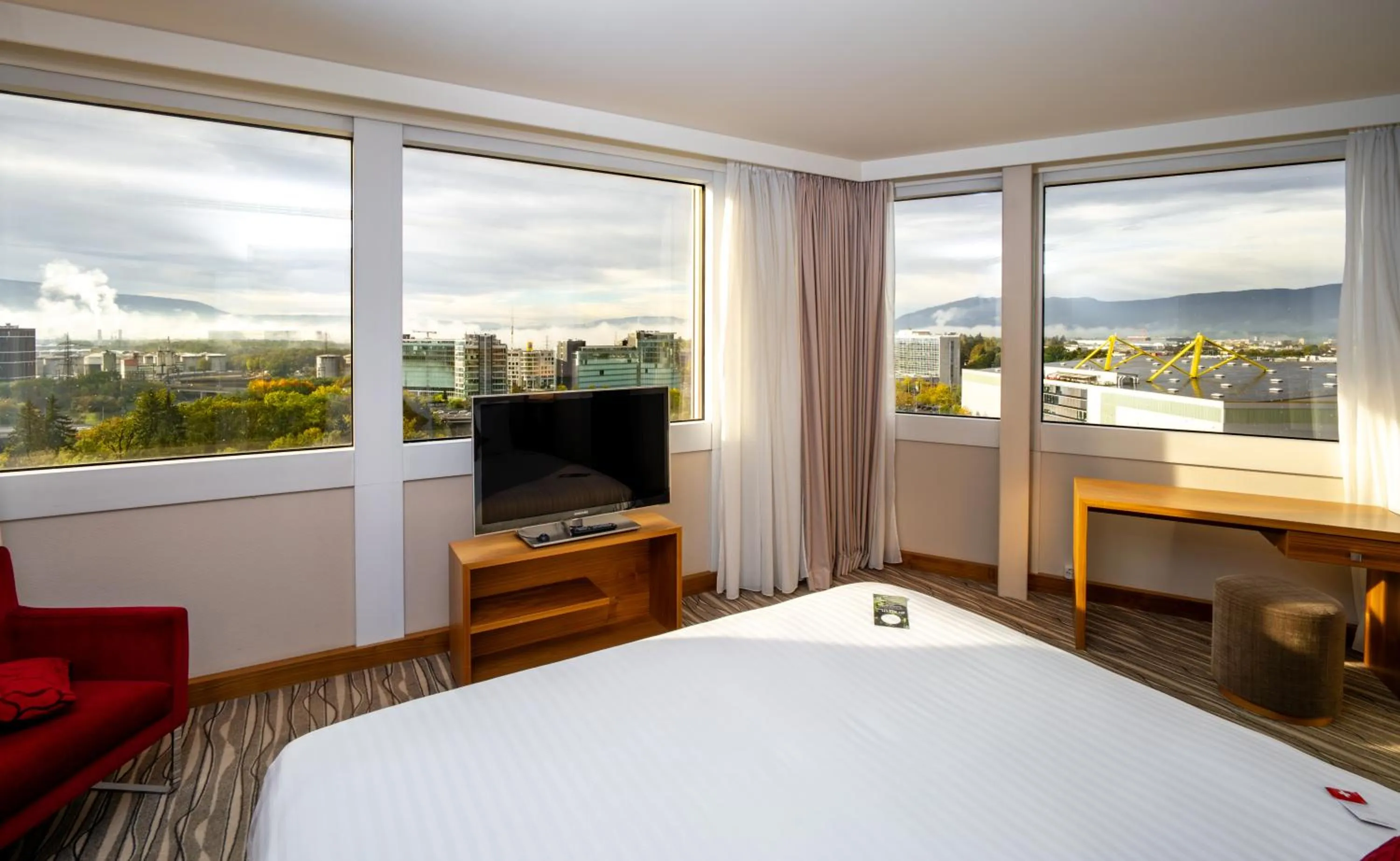 View (from property/room), Bed in Mövenpick Hotel Geneva