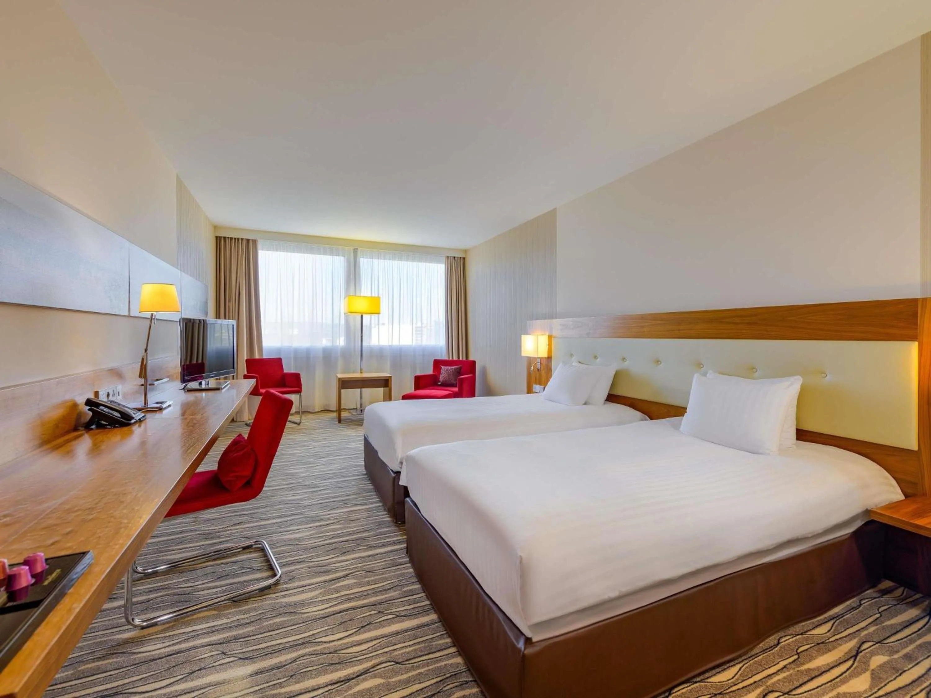 Bedroom, Bed in Mövenpick Hotel Geneva