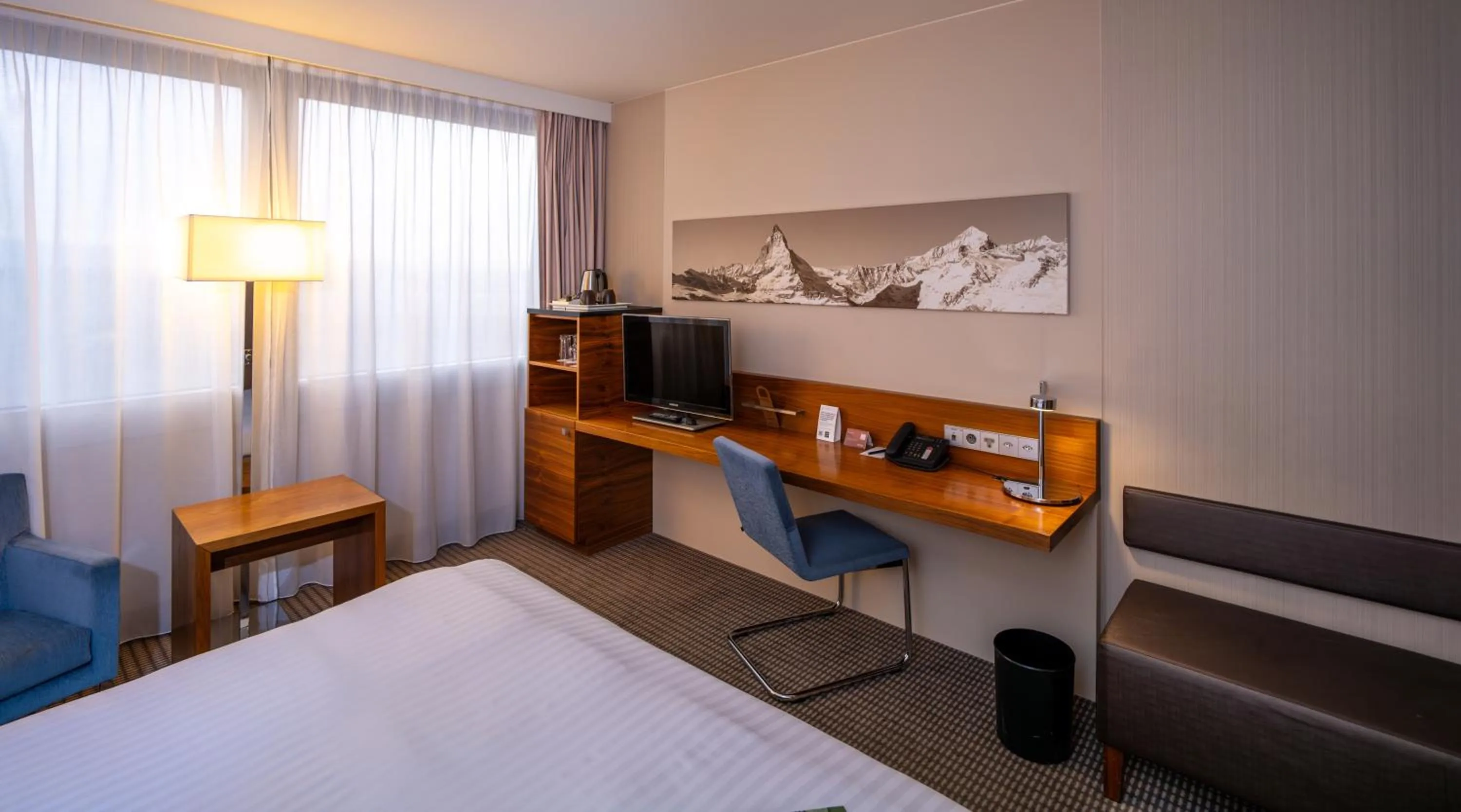 TV and multimedia, Bed in Mövenpick Hotel Geneva