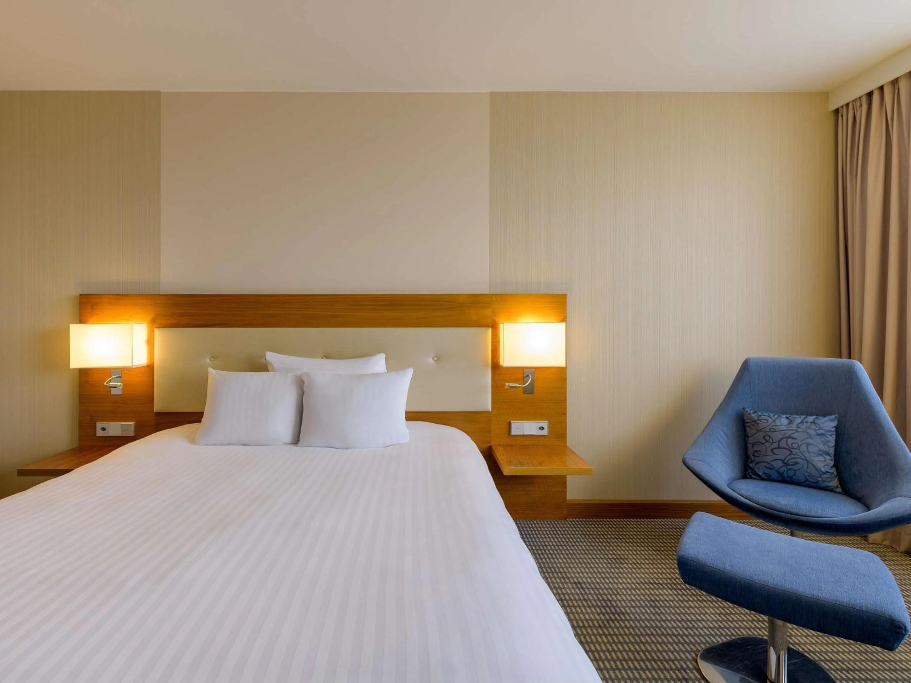 Bedroom, Bed in Mövenpick Hotel Geneva