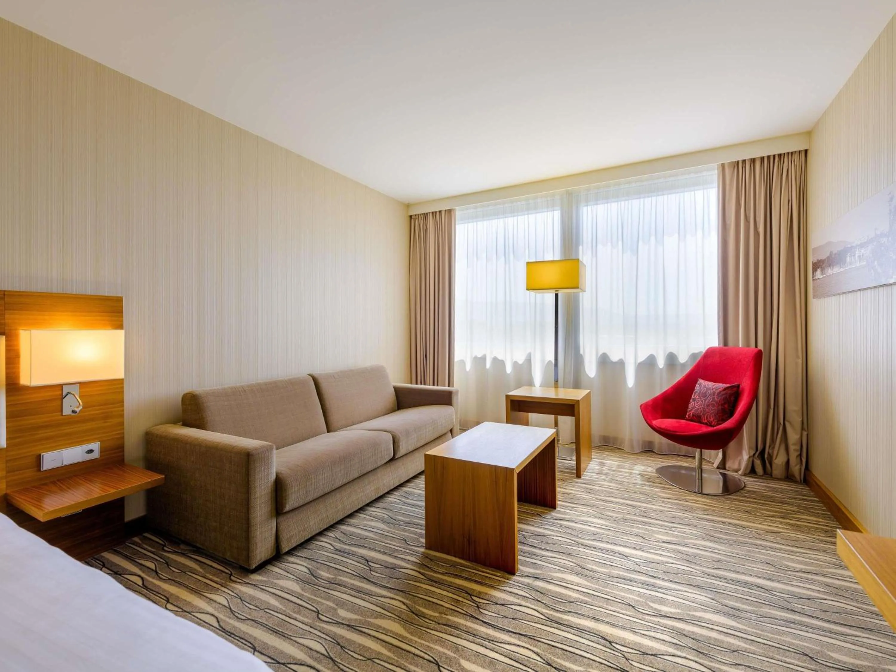 Bedroom, Bed in Mövenpick Hotel Geneva