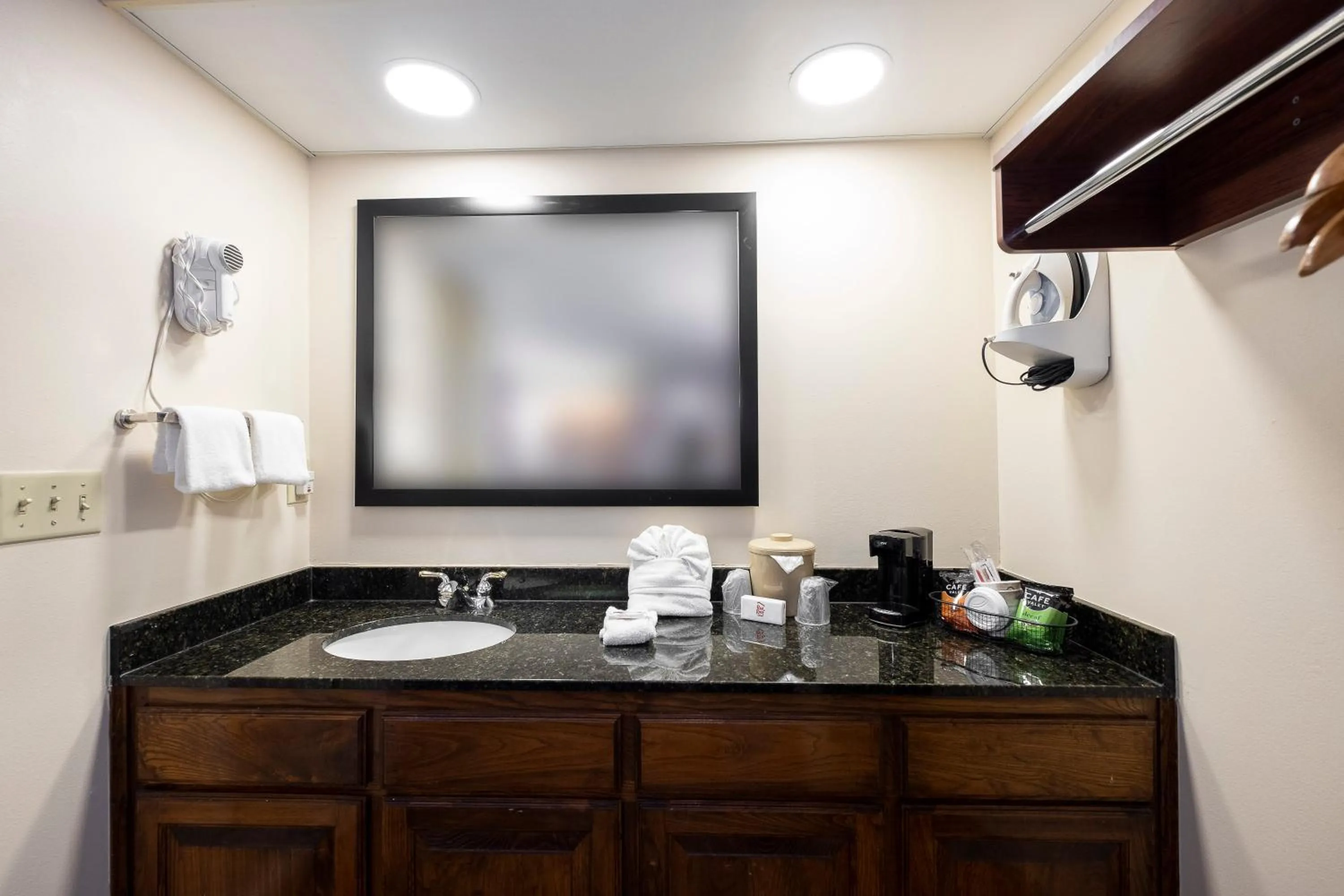 Bathroom in Red Roof Inn & Suites Calhoun