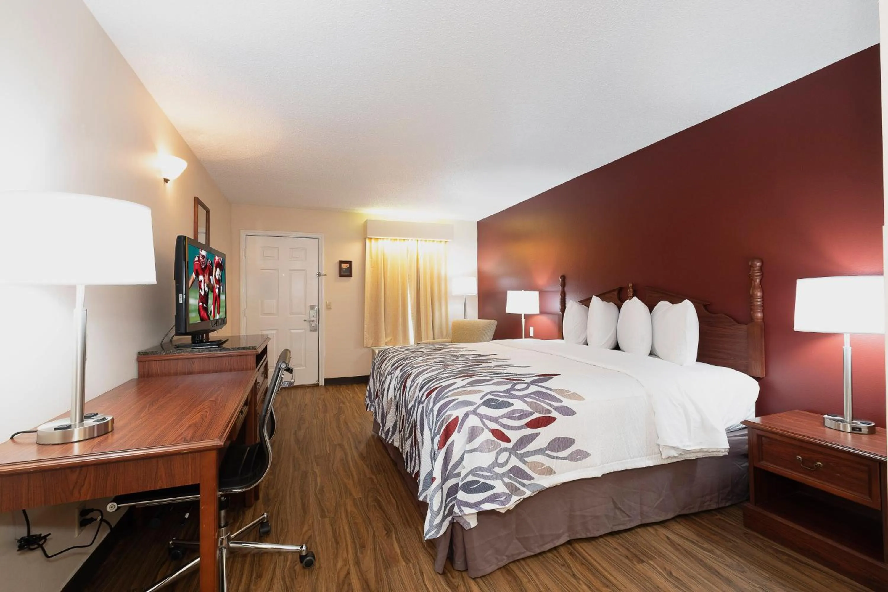 Photo of the whole room, Bed in Red Roof Inn & Suites Calhoun