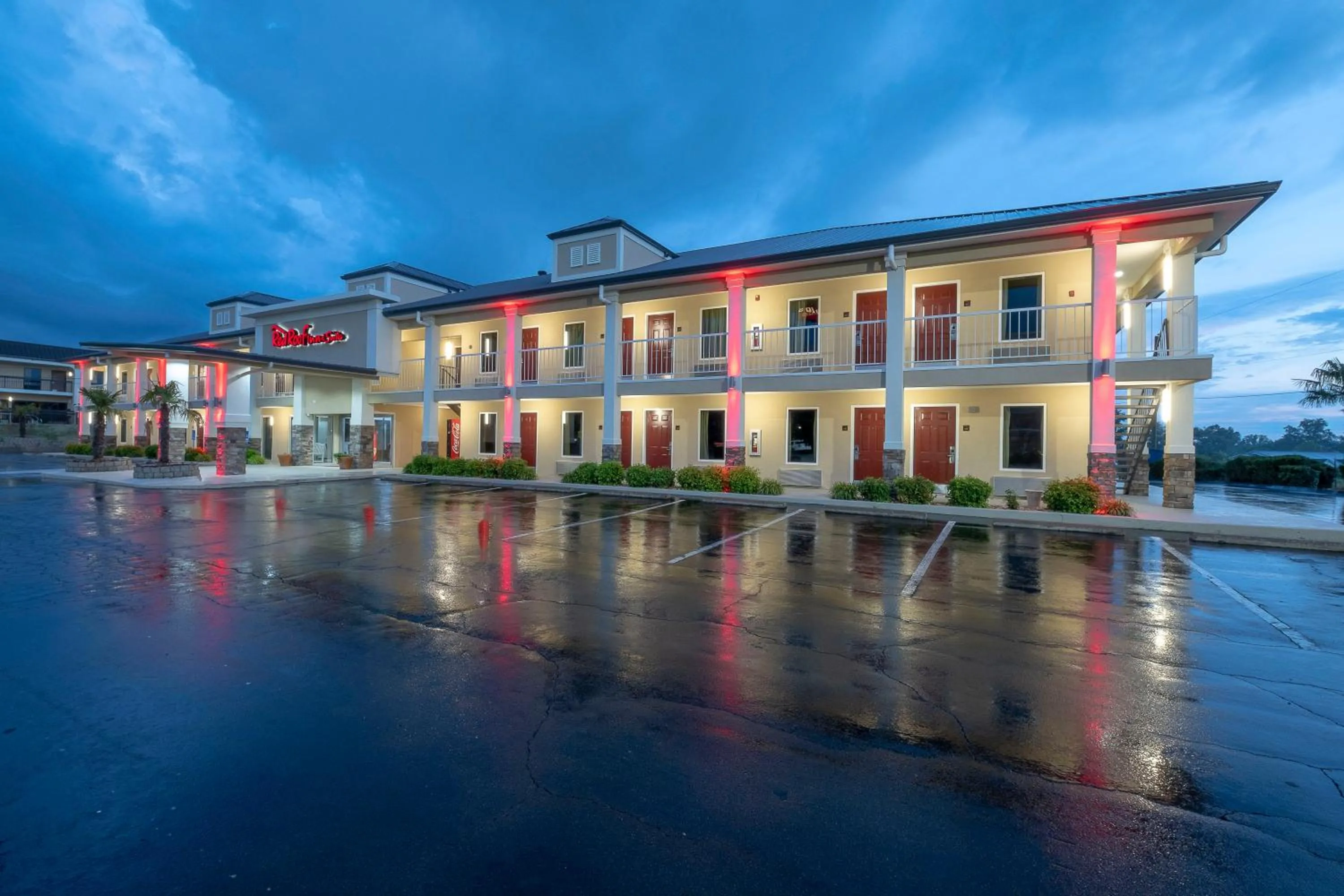 Facade/entrance in Red Roof Inn & Suites Calhoun